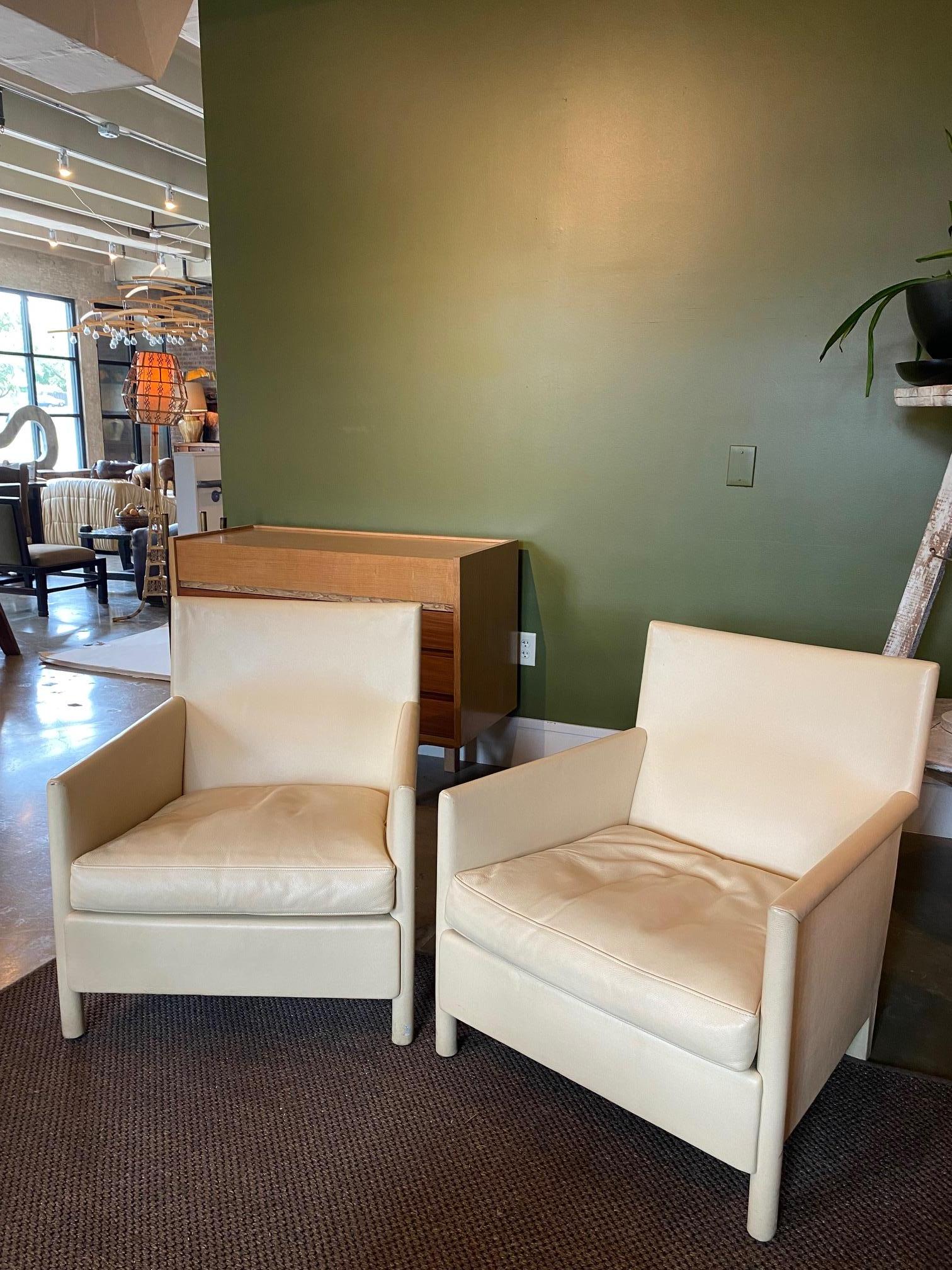 Pair of Molteni & C Ivory Leather & Down Lounge Chairs, Italy, 1980's In Good Condition For Sale In Austin, TX