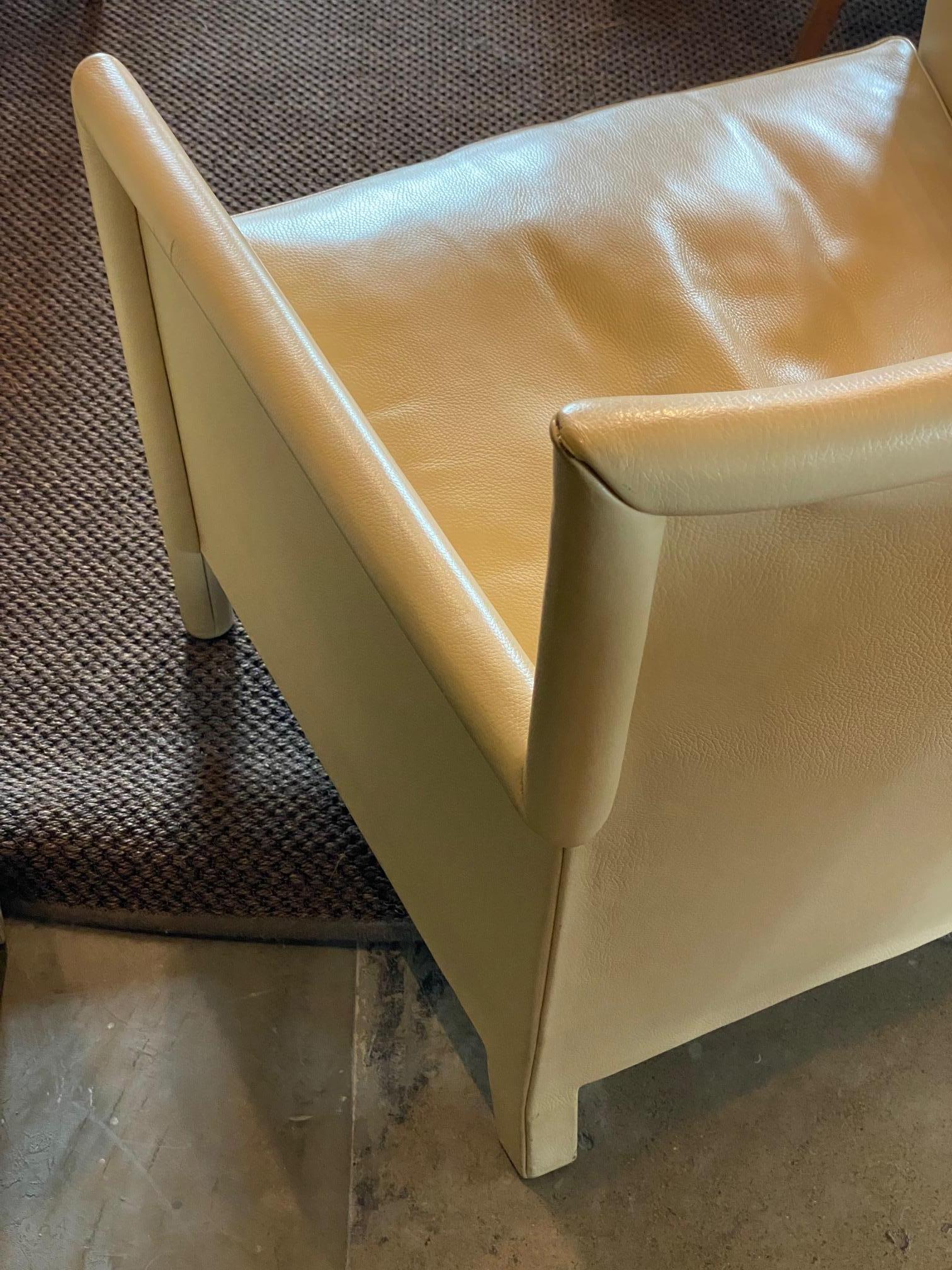 Late 20th Century Pair of Molteni & C Ivory Leather & Down Lounge Chairs, Italy, 1980's For Sale