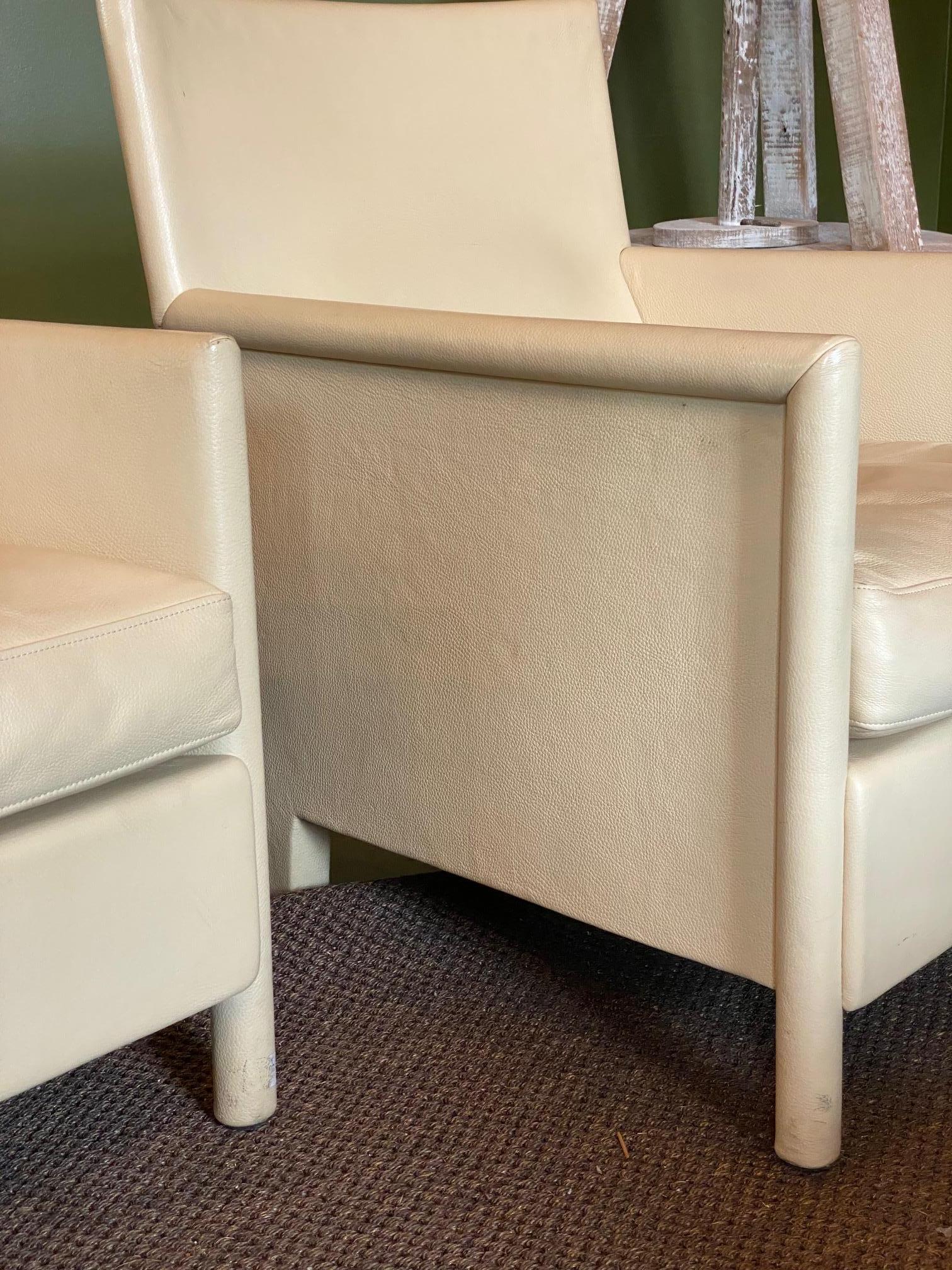 Pair of Molteni & C Ivory Leather & Down Lounge Chairs, Italy, 1980's For Sale 1
