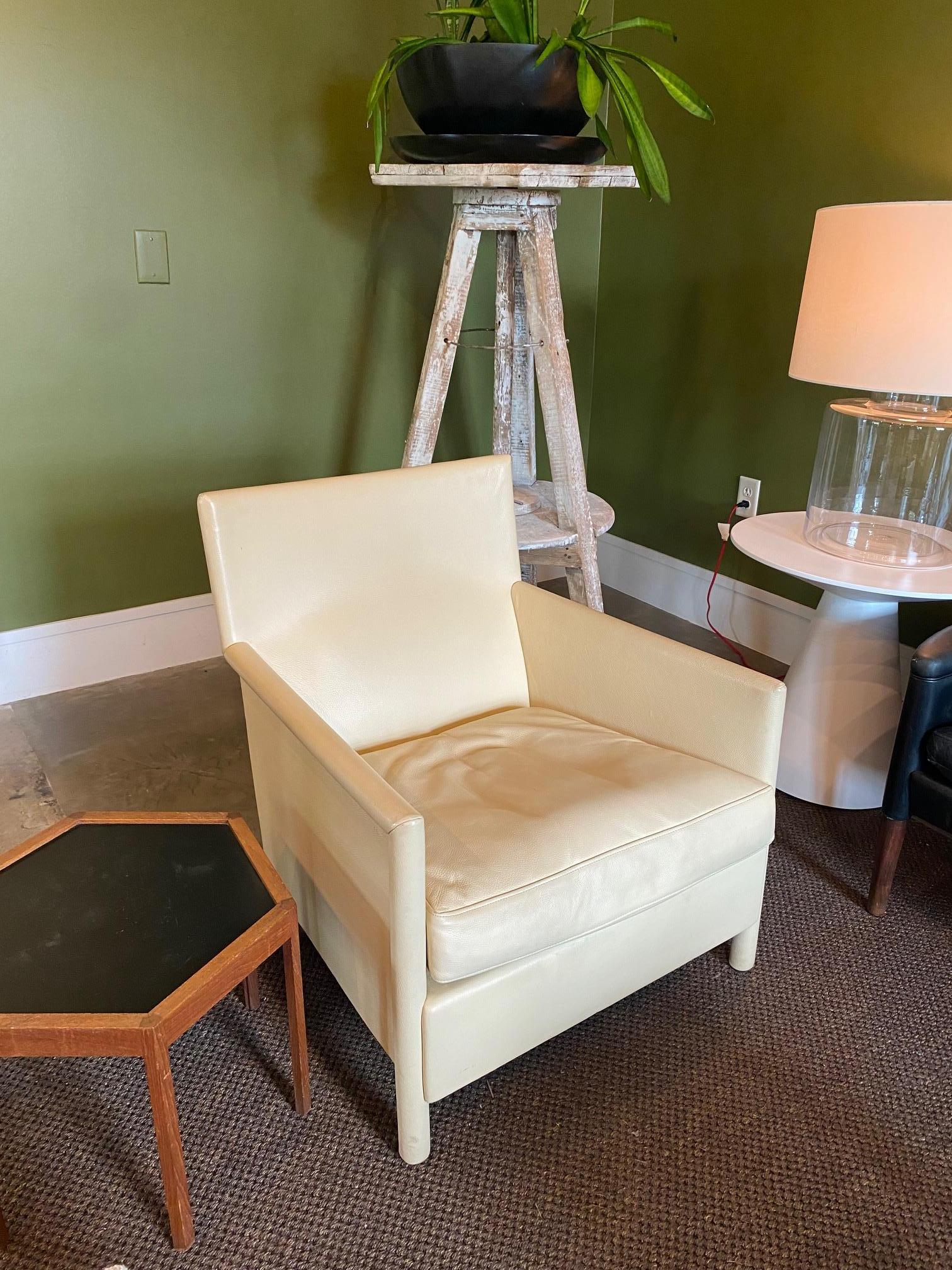 Pair of Molteni & C Ivory Leather & Down Lounge Chairs, Italy, 1980's For Sale 2