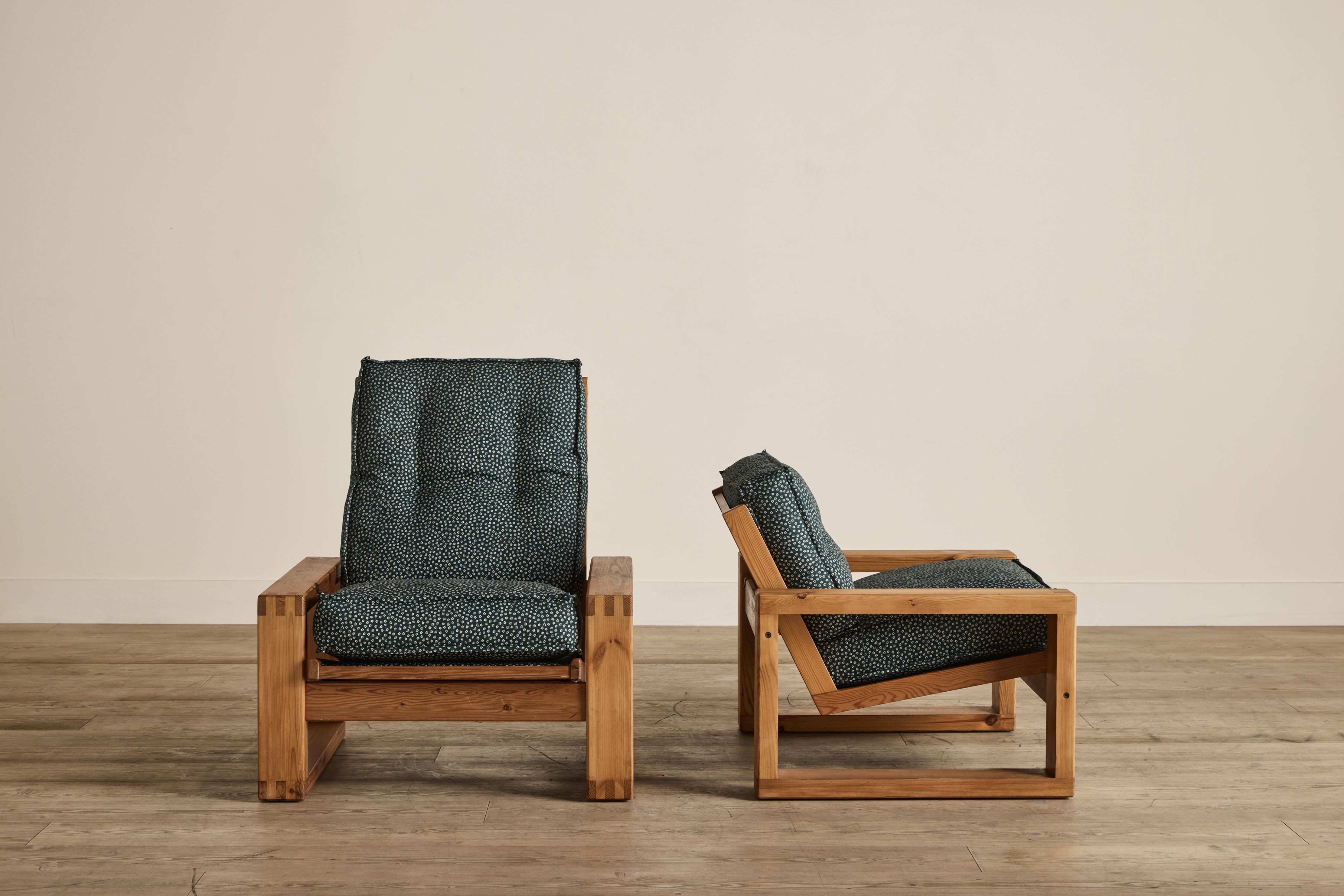 Paire de chaises Mom & Pop du Danemark vers 1960. Nouveau revêtement en tissu Yozakura de Robert Kime et nouveaux coussins en duvet. Ce charmant duo se compose d'une chaise plus courte 