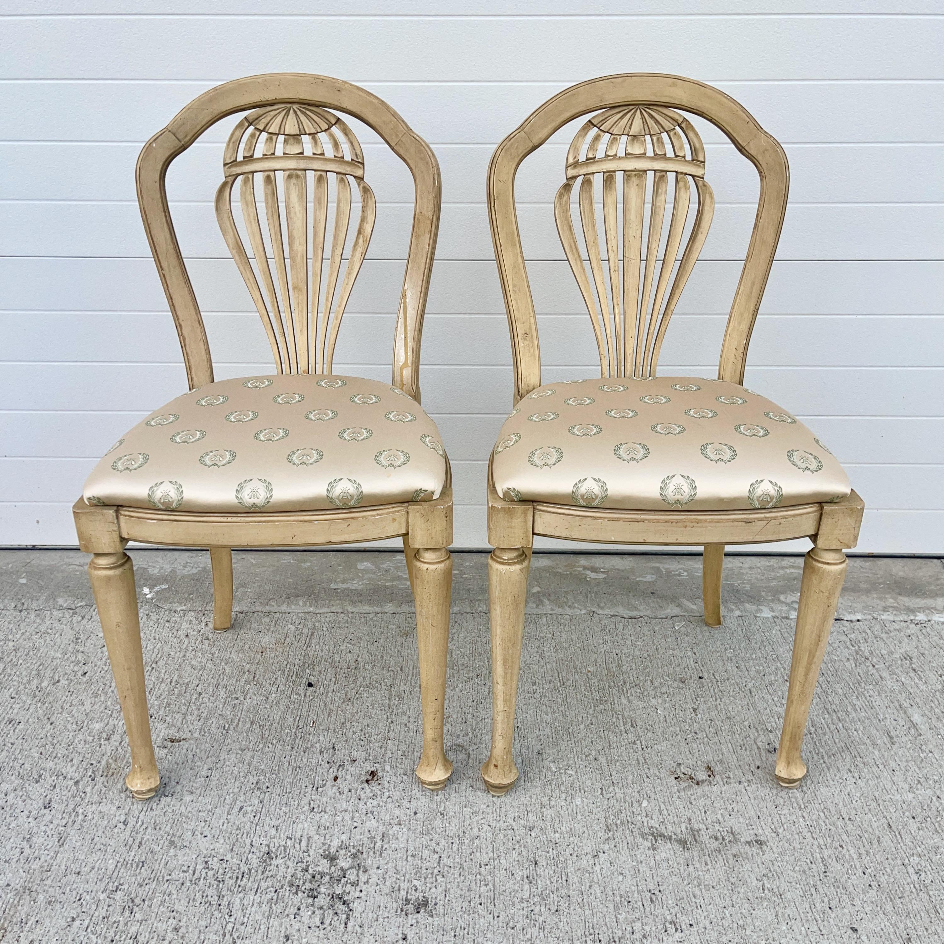Paire de chaises Balloon par Trouvaille de Boston dans leur finition originale peinte en crème.