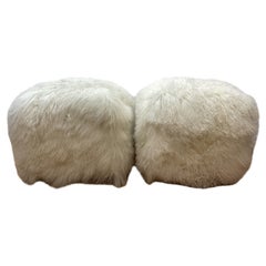 Pareja de otomanos tapizados en piel de Mongolia