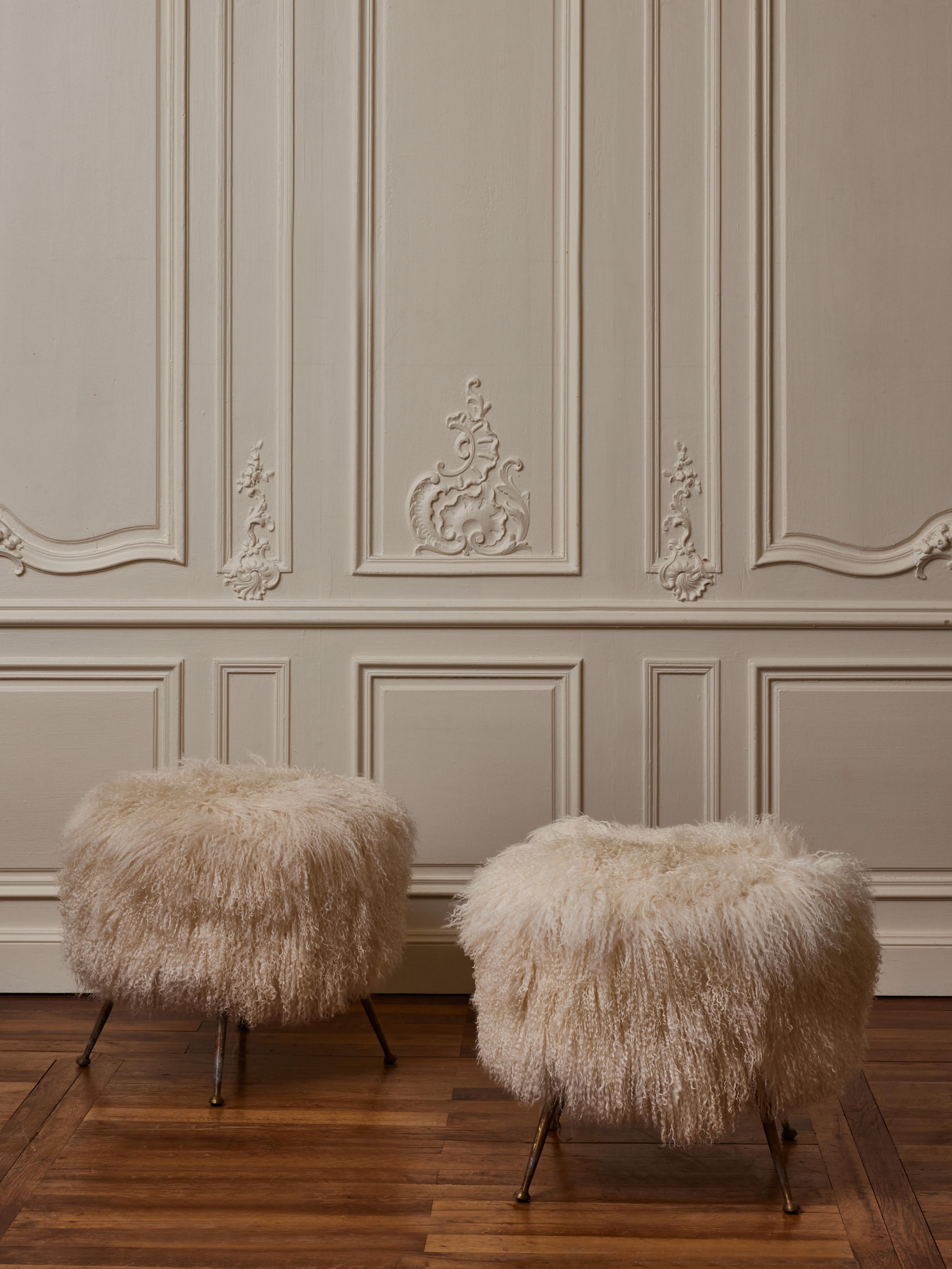 Pair of stools in Mongolian lamb fur and vintage patinated brass feet.
Creation by Studio Glustin.