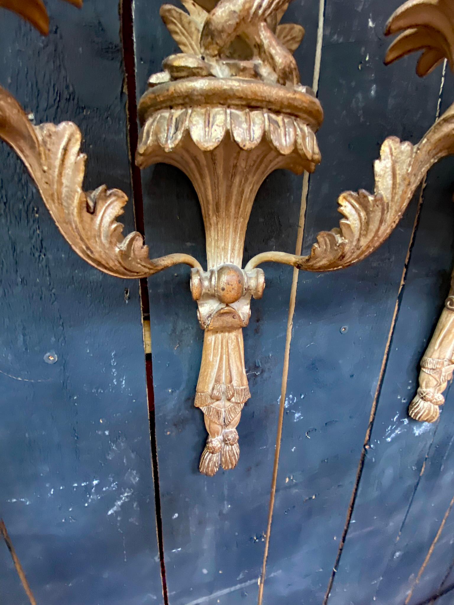 Paar „Esel“-Wandleuchter aus Holz und vergoldetem Stuck, XVIII-Stil im Angebot 3