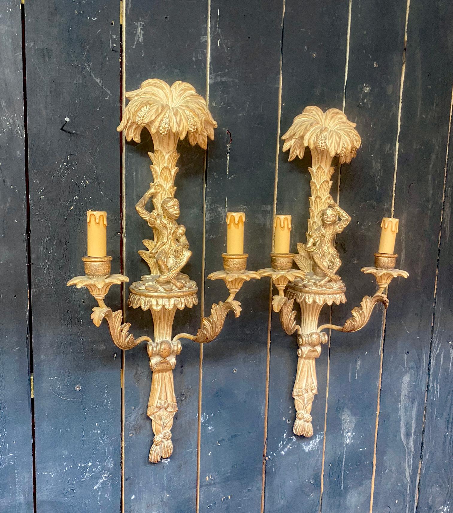 Paar „Esel“-Wandleuchter aus Holz und vergoldetem Stuck, XVIII-Stil (Barock) im Angebot