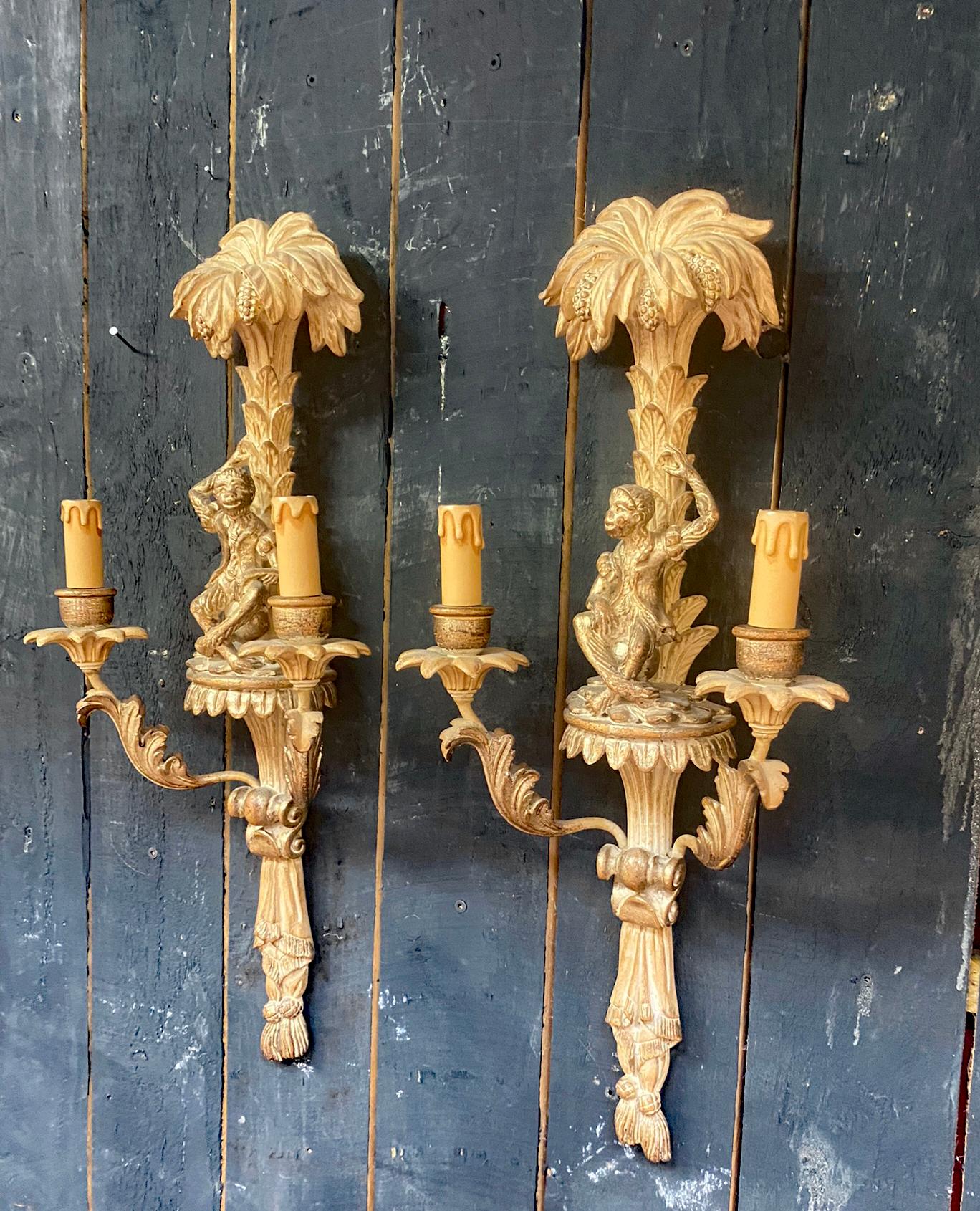 Paar „Esel“-Wandleuchter aus Holz und vergoldetem Stuck, XVIII-Stil (Europäisch) im Angebot