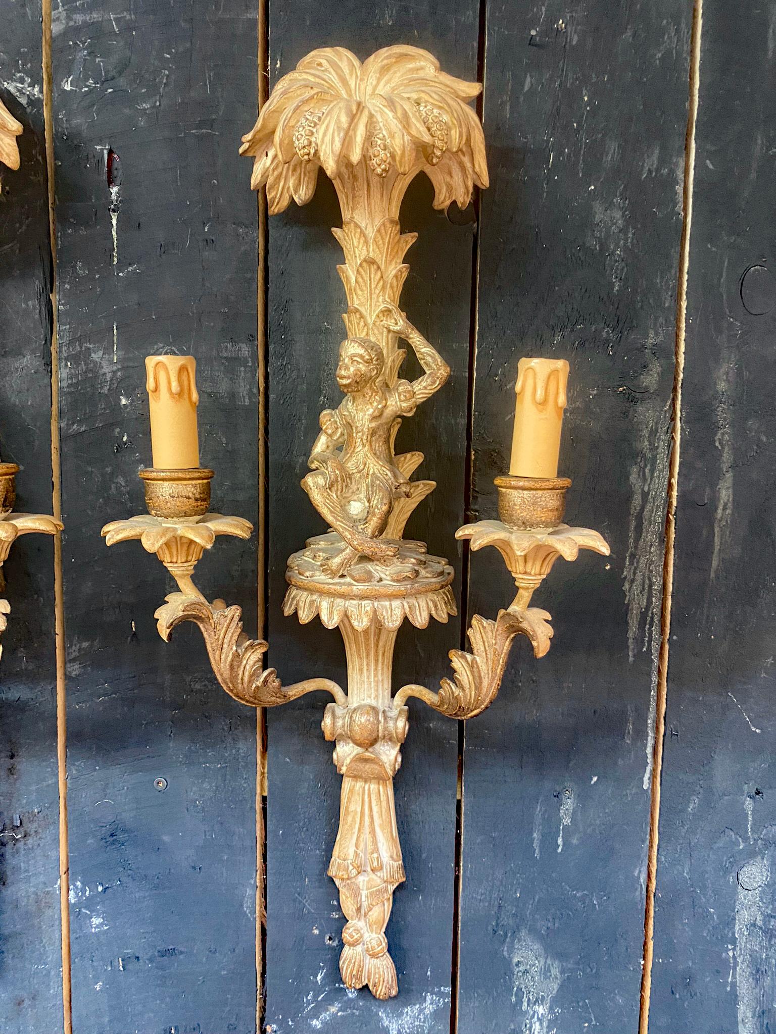 Paar „Esel“-Wandleuchter aus Holz und vergoldetem Stuck, XVIII-Stil im Zustand „Gut“ im Angebot in Saint-Ouen, FR