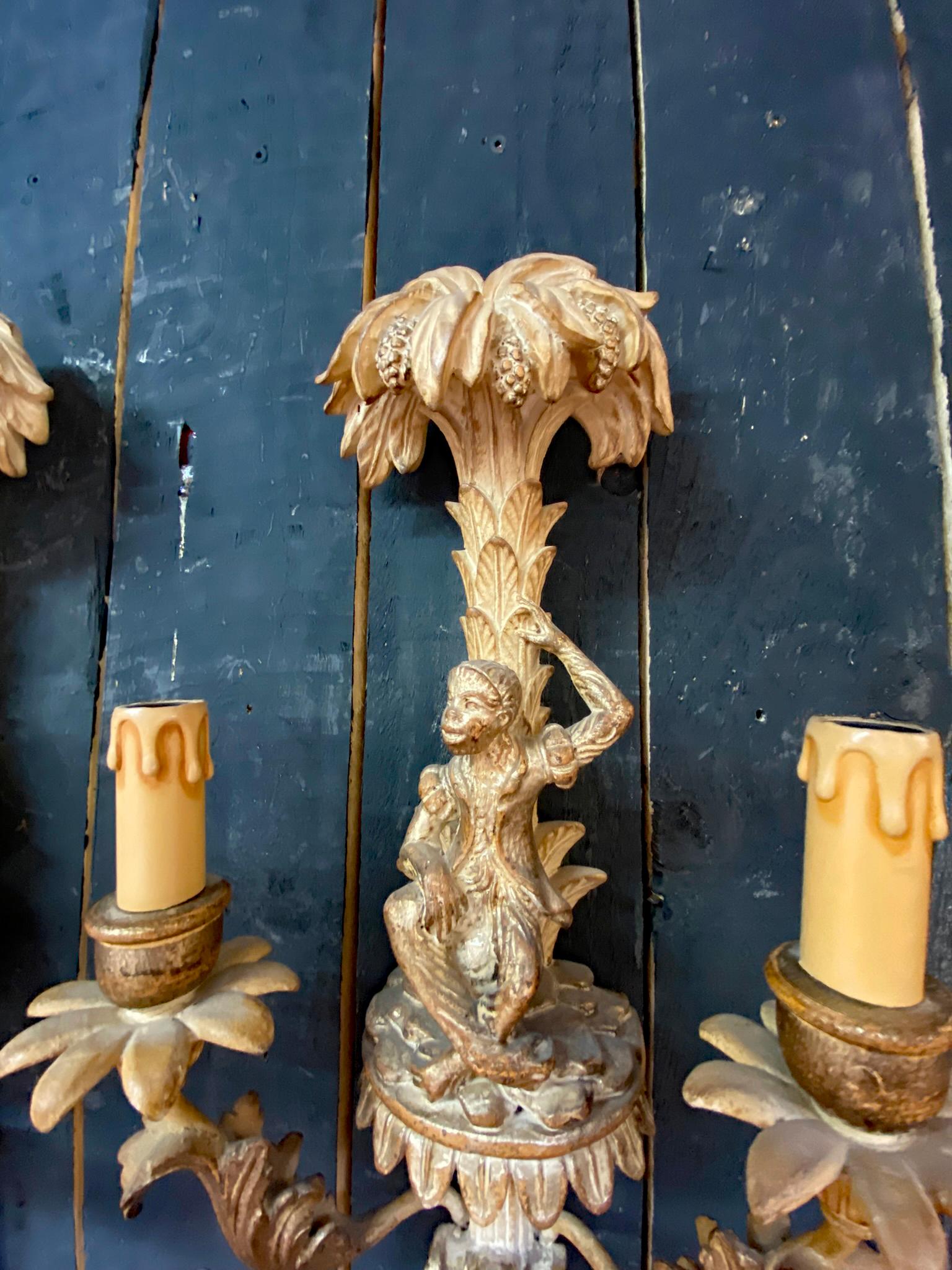 Paar „Esel“-Wandleuchter aus Holz und vergoldetem Stuck, XVIII-Stil im Angebot 1