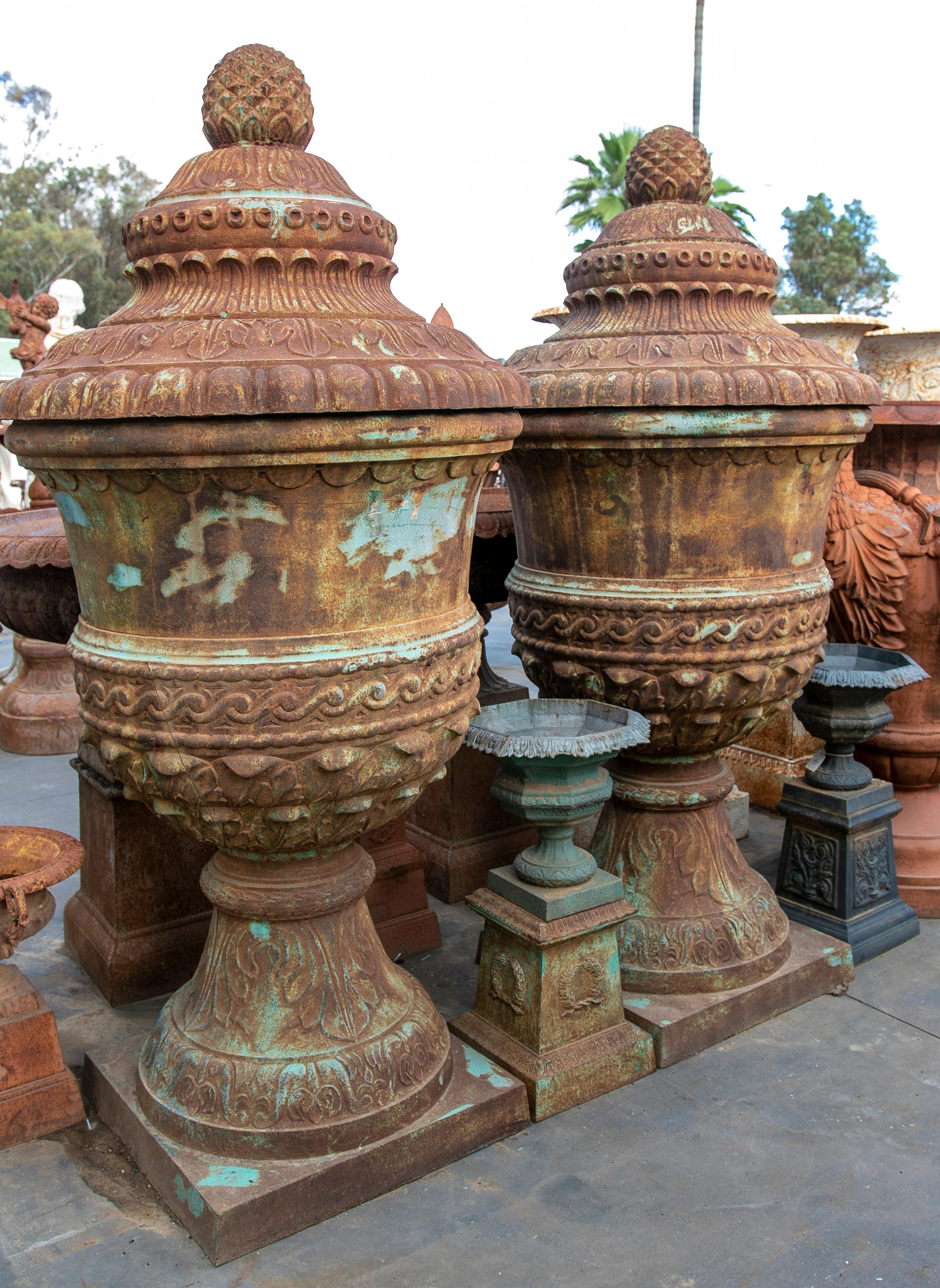 Pair of Monumental 1990s Classical Cast Iron Garden Urn Planters w/ Lids In Good Condition In Marbella, ES