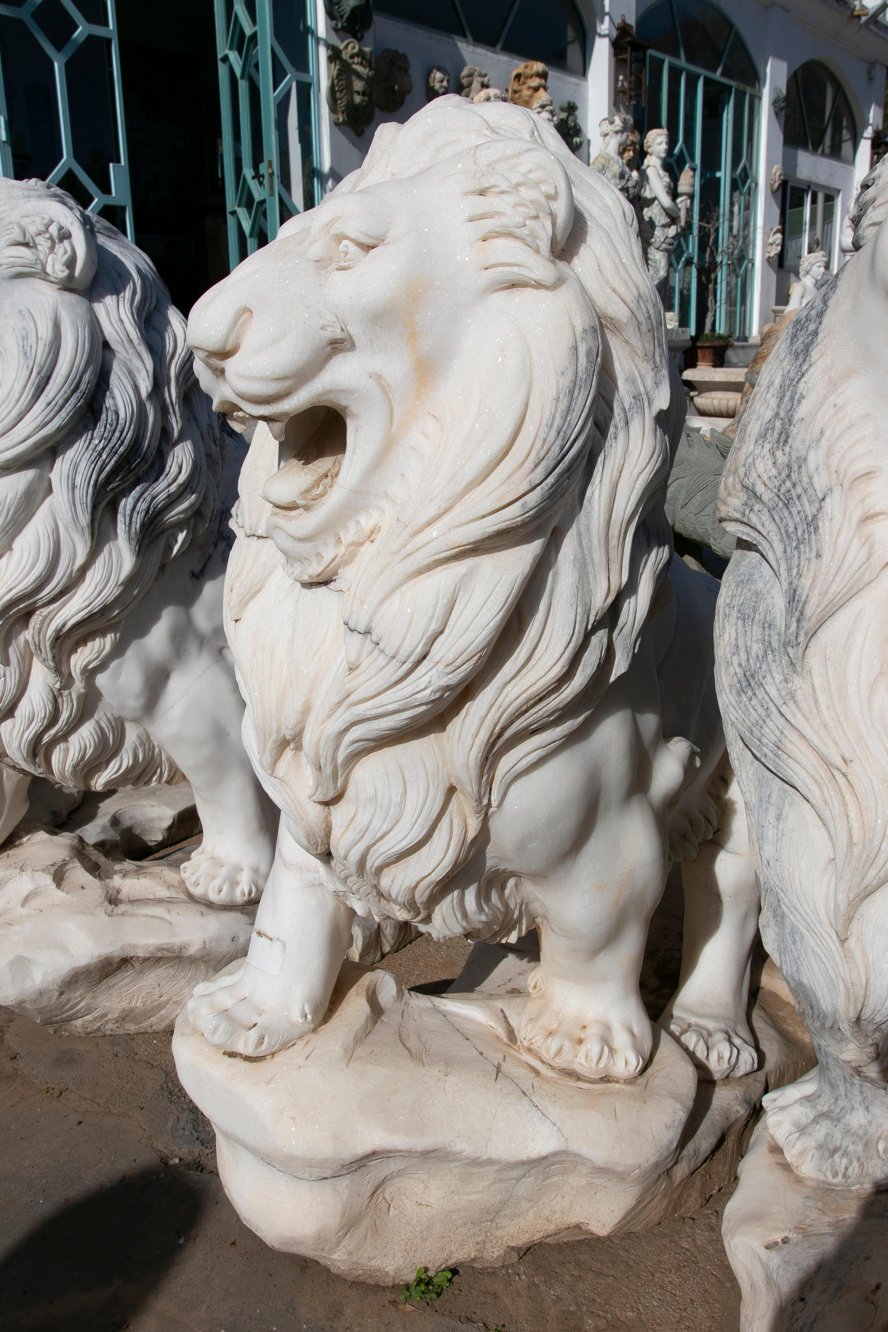 Pair of Monumental 1990s Spanish Handcarved White Marble Neoclassical Lions In Good Condition In Marbella, ES