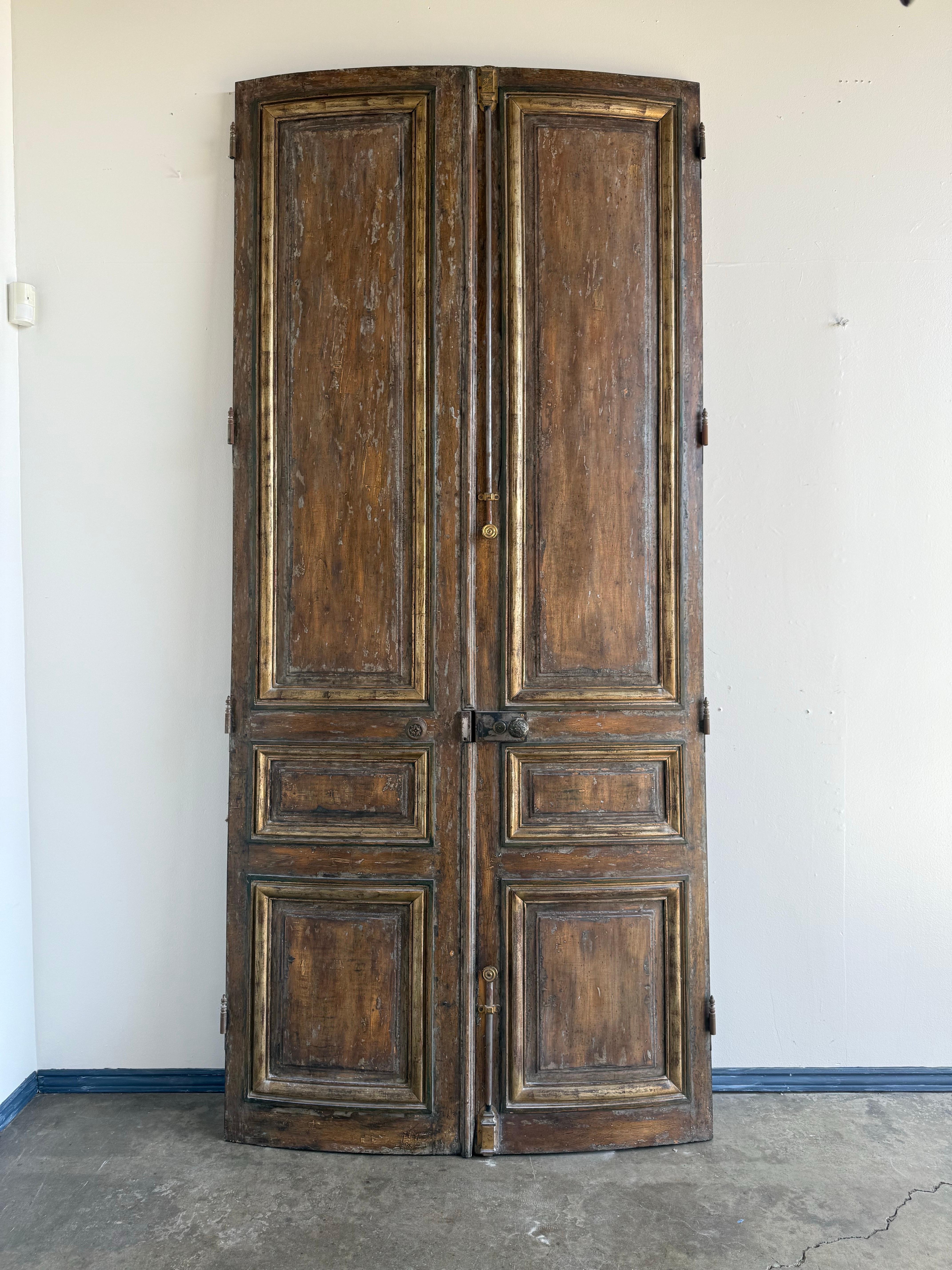 Diese antiken, geschnitzten europäischen Türen sind ein elegantes Paar, das klassische Handwerkskunst und historischen Charme ausstrahlt. Wir haben sie kürzlich aus einem Haus in Beverly Hills erworben, in dem sie viele Jahre lang wohnten,  Sie
