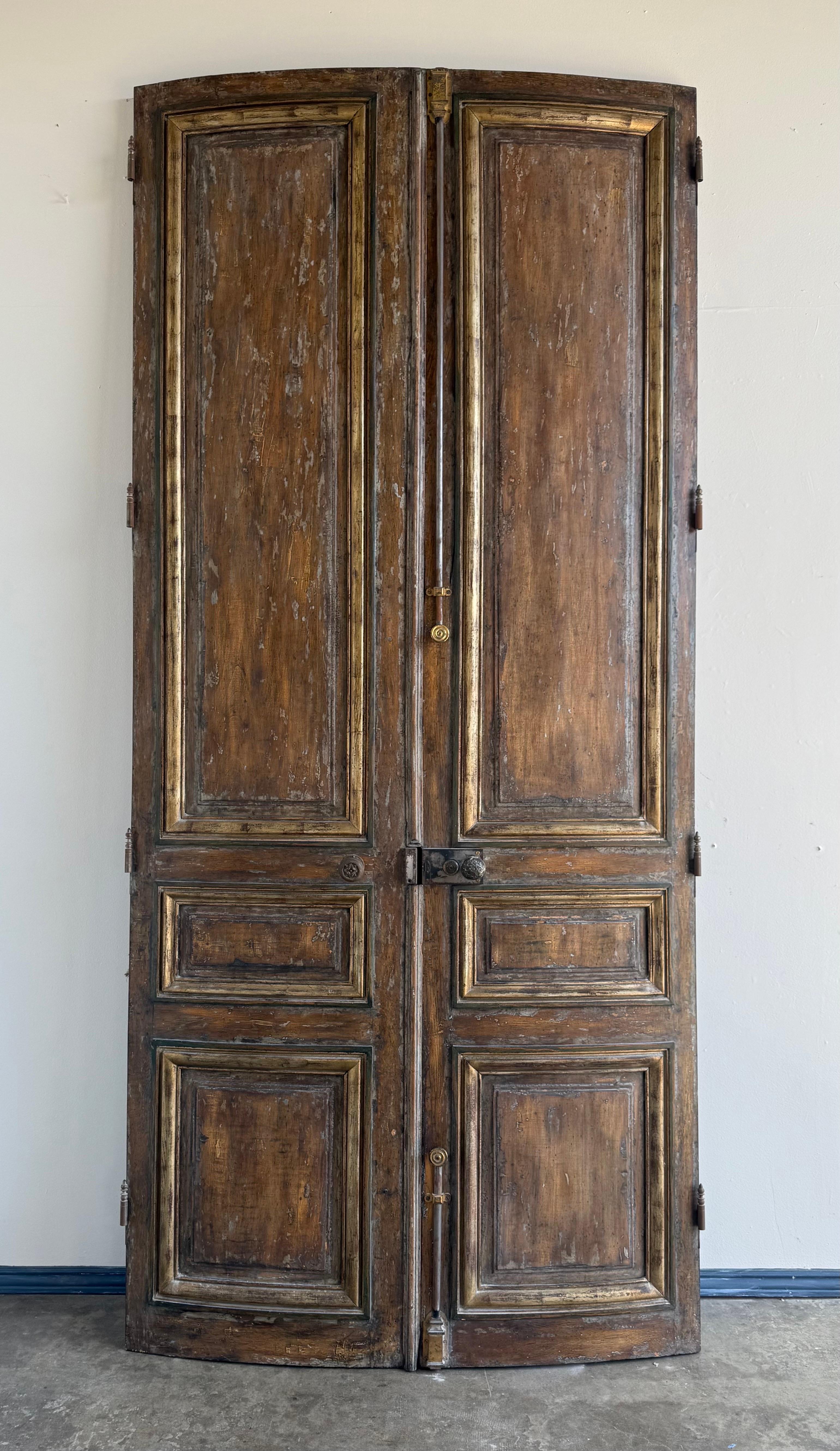Ein Paar monumentale Flügeltüren aus dem 19. (Französische Provence) im Angebot