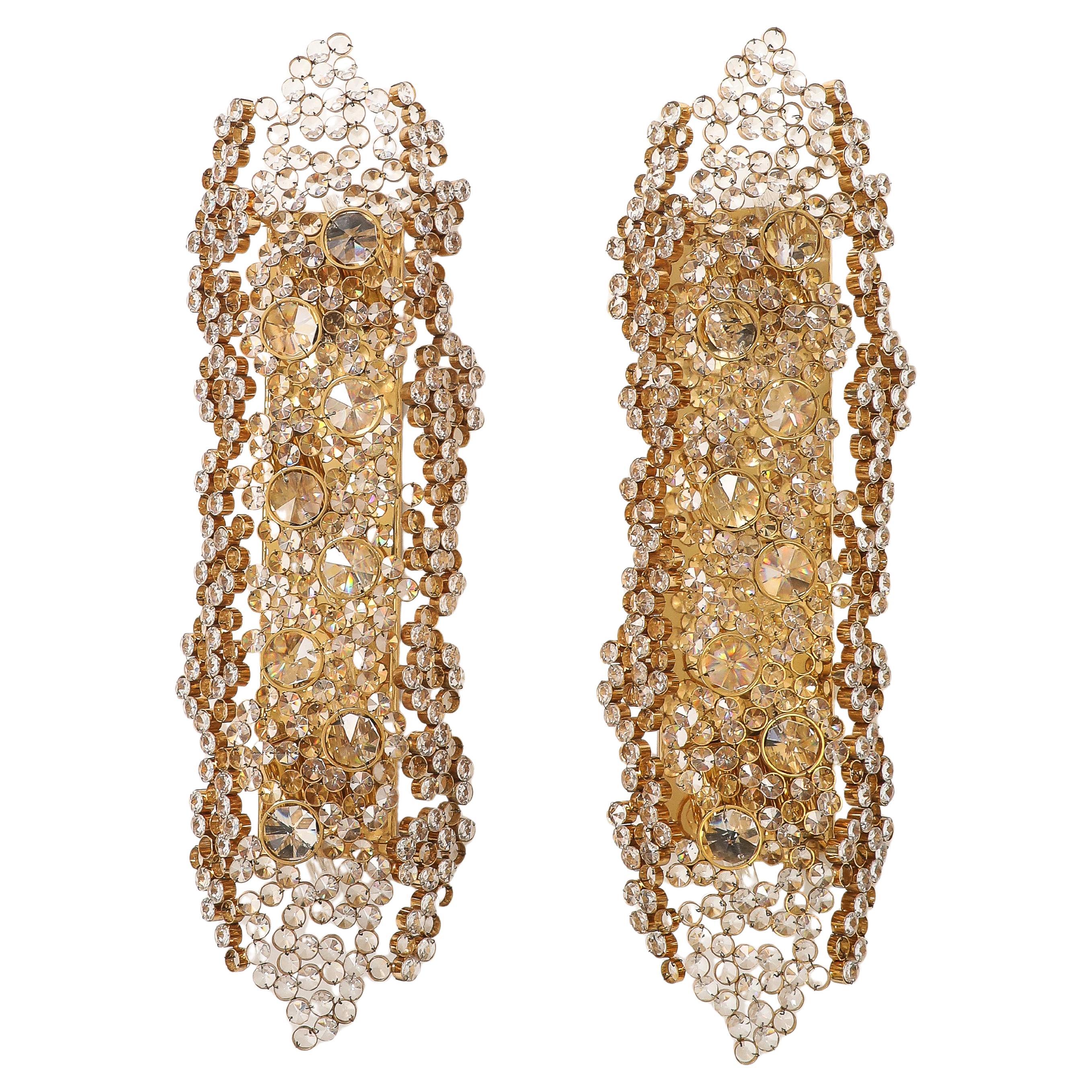 Pareja de monumentales candelabros de latón dorado y cristal de 25" de Palwa en venta