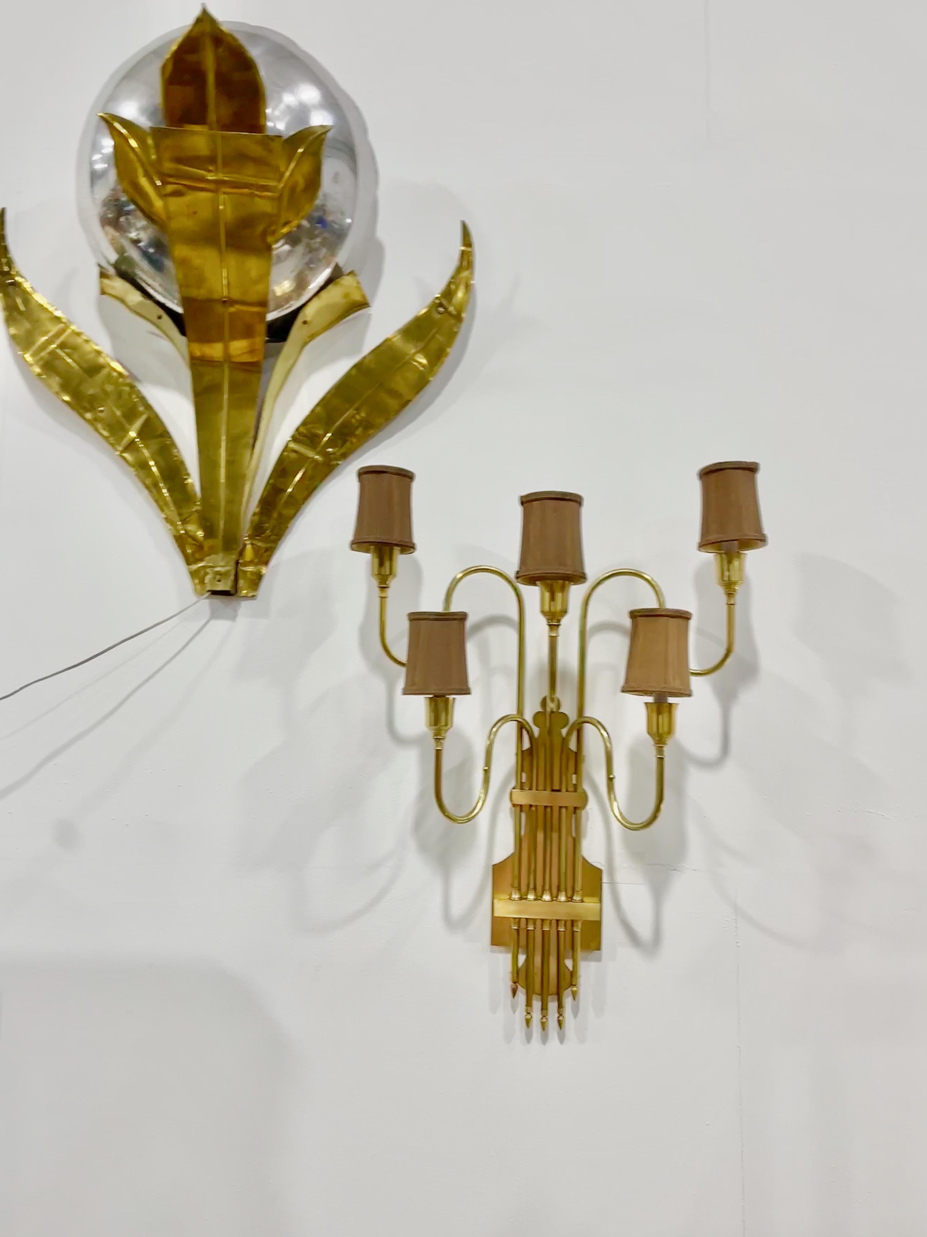 Paire d'appliques surdimensionnées fabriquées sur mesure à la manière de Tommi Parzinger.
Ils ont été fabriqués entièrement à la main pour un projet unique ; ils n'ont pas été produits en série.
Cinq bras avec douilles pour candélabres. Les