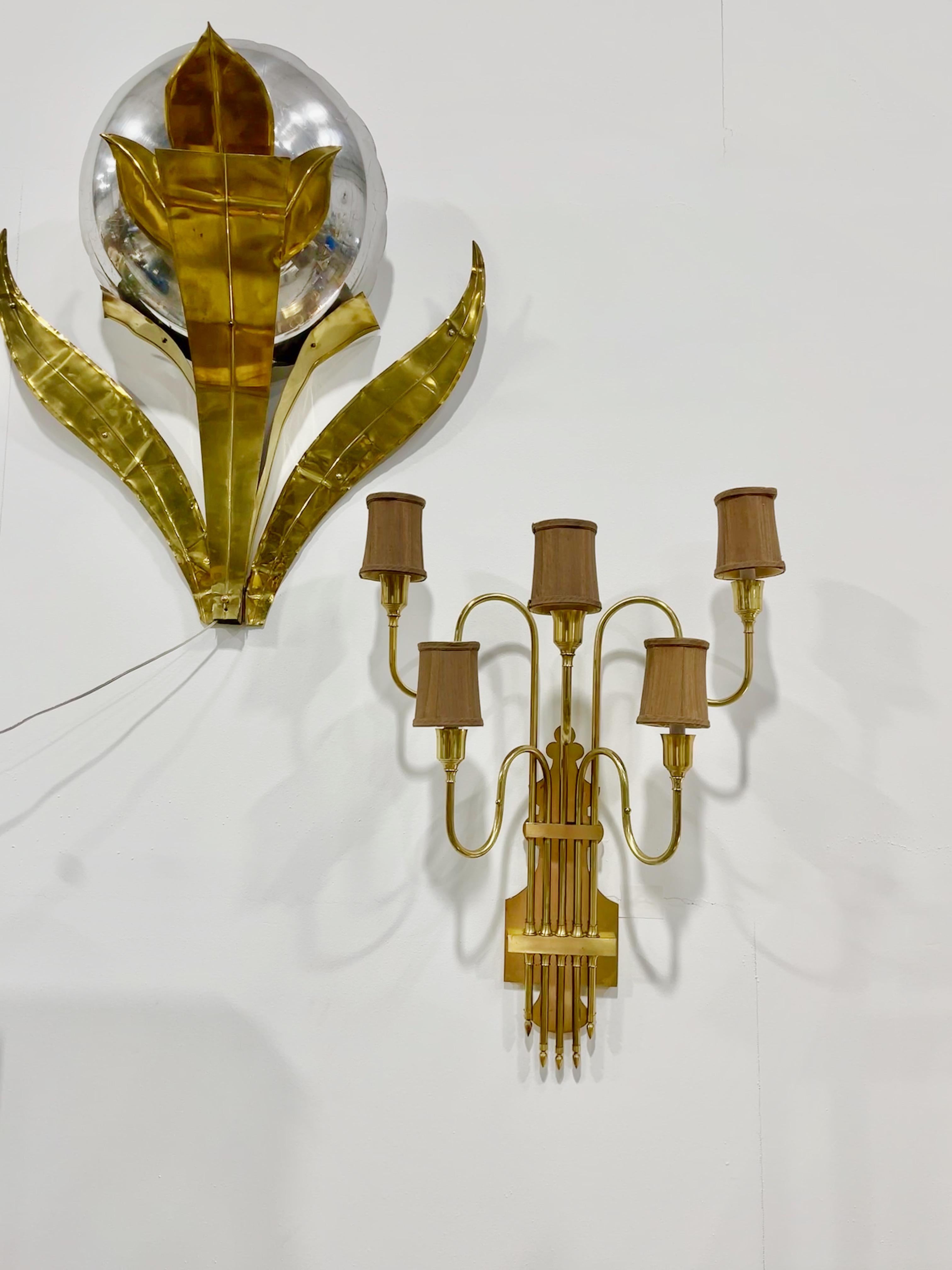 Mid-Century Modern Paire d'appliques monumentales en laiton à 5 bras d'après Tommi Parzinger en vente