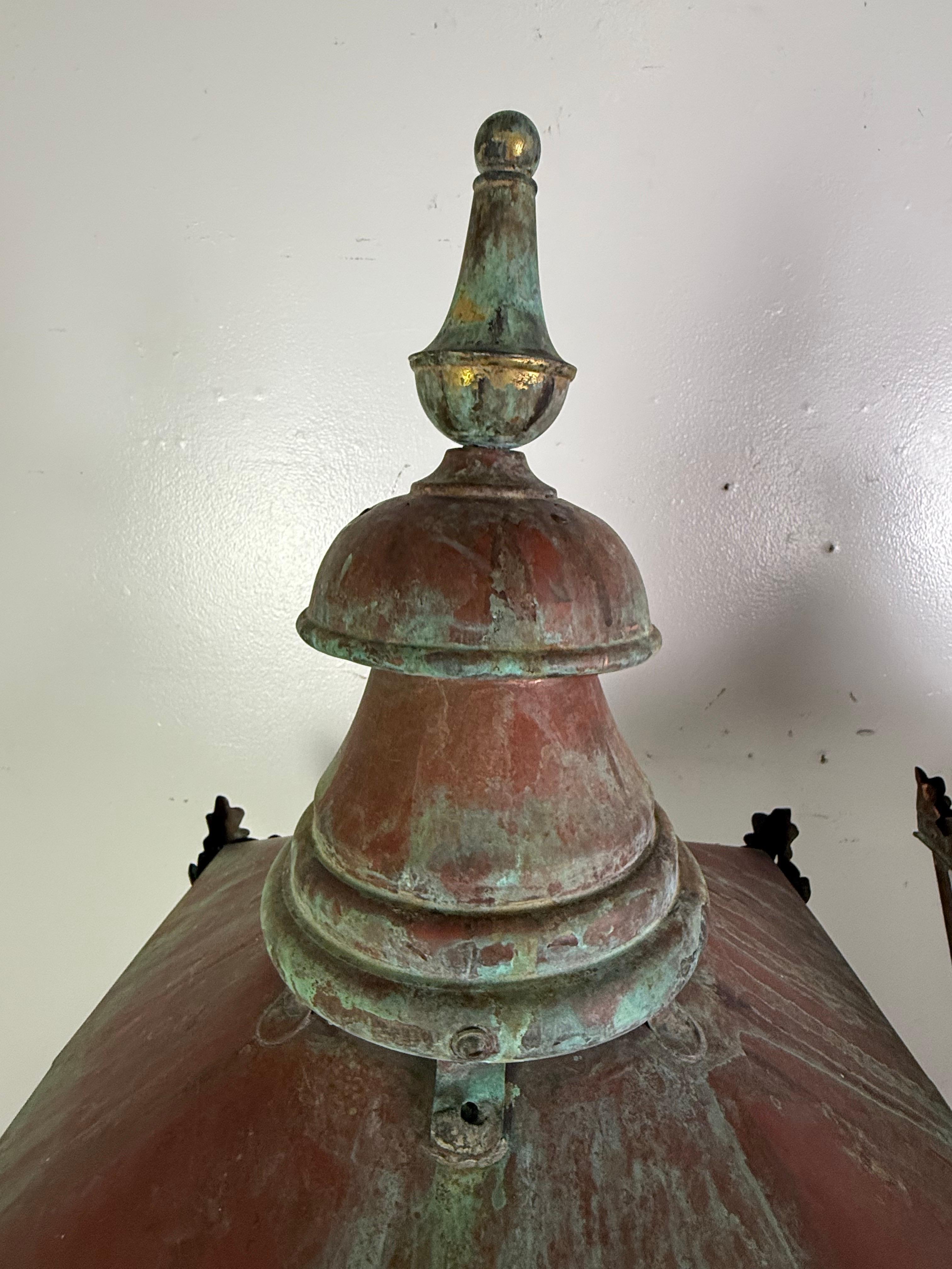 Paire de lanternes de rue monumentales en cuivre ancien à patine vert-de-gris en vente 3