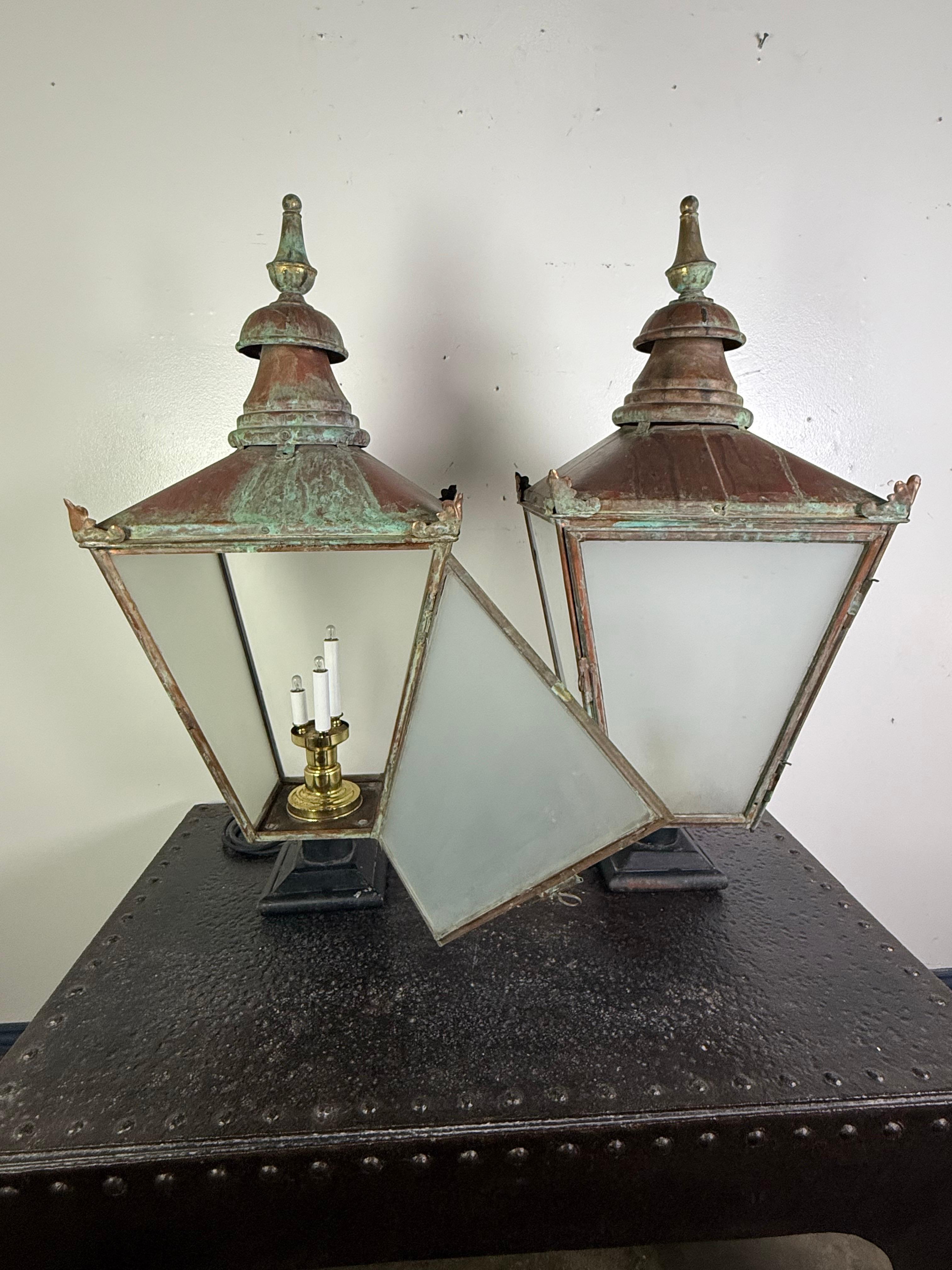 Paire de lanternes de rue monumentales en cuivre ancien à patine vert-de-gris en vente 4