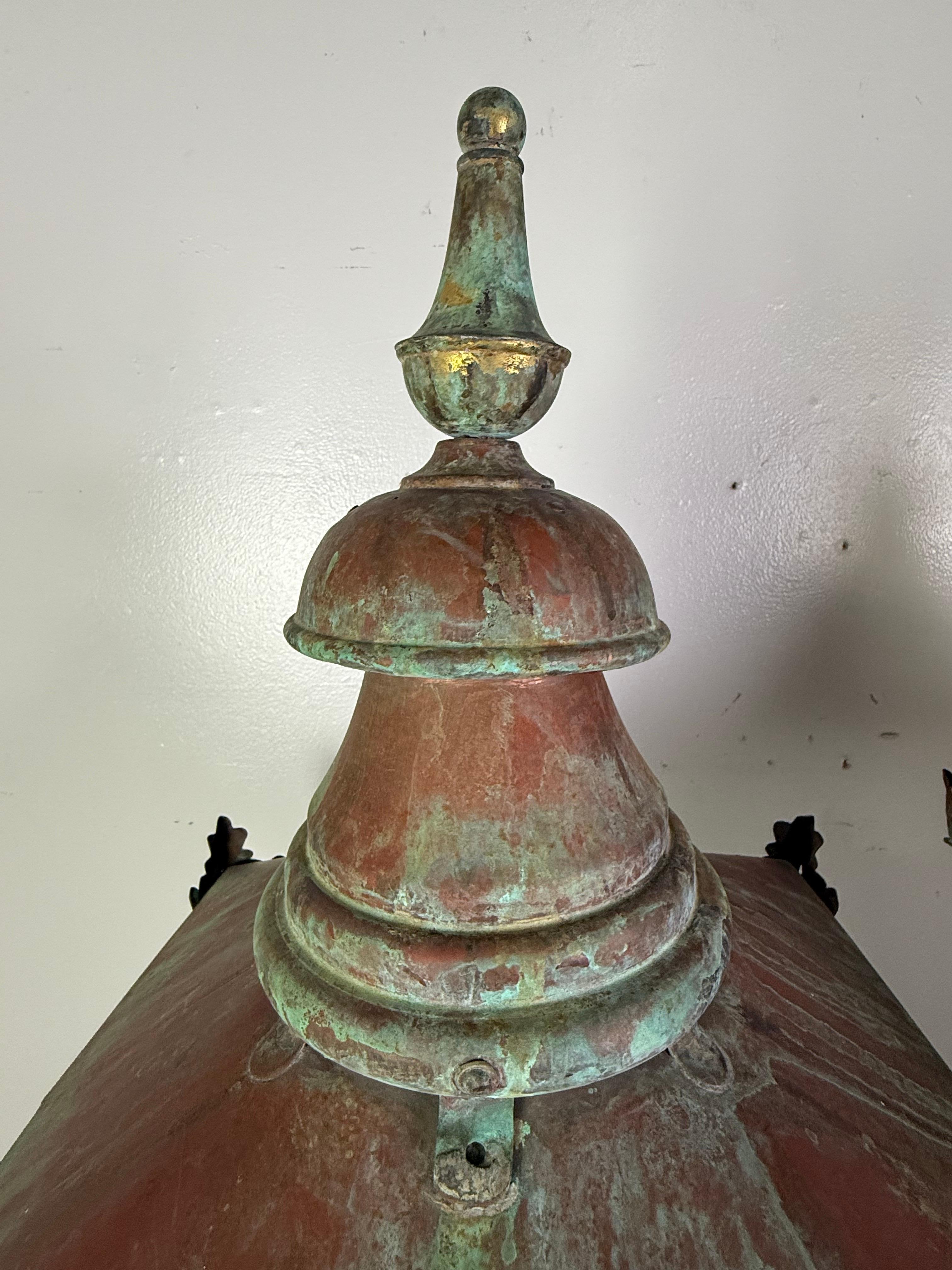 Provincial français Paire de lanternes de rue monumentales en cuivre ancien à patine vert-de-gris en vente