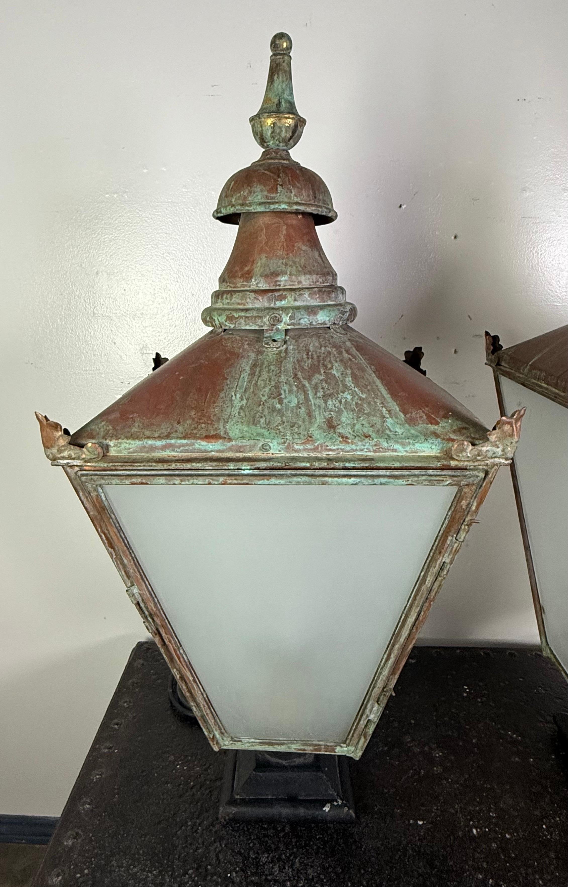 Français Paire de lanternes de rue monumentales en cuivre ancien à patine vert-de-gris en vente