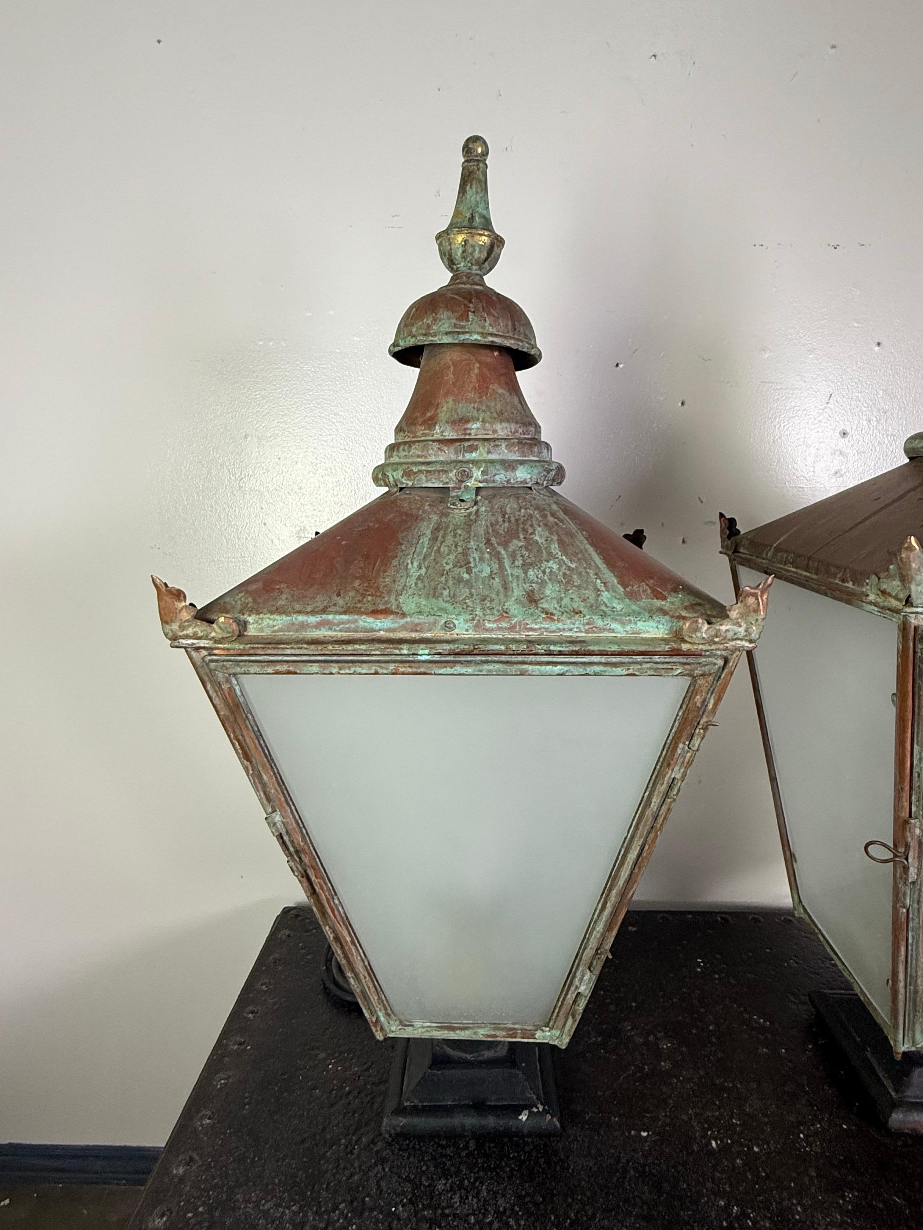 Paire de lanternes de rue monumentales en cuivre ancien à patine vert-de-gris Abîmé - En vente à Los Angeles, CA