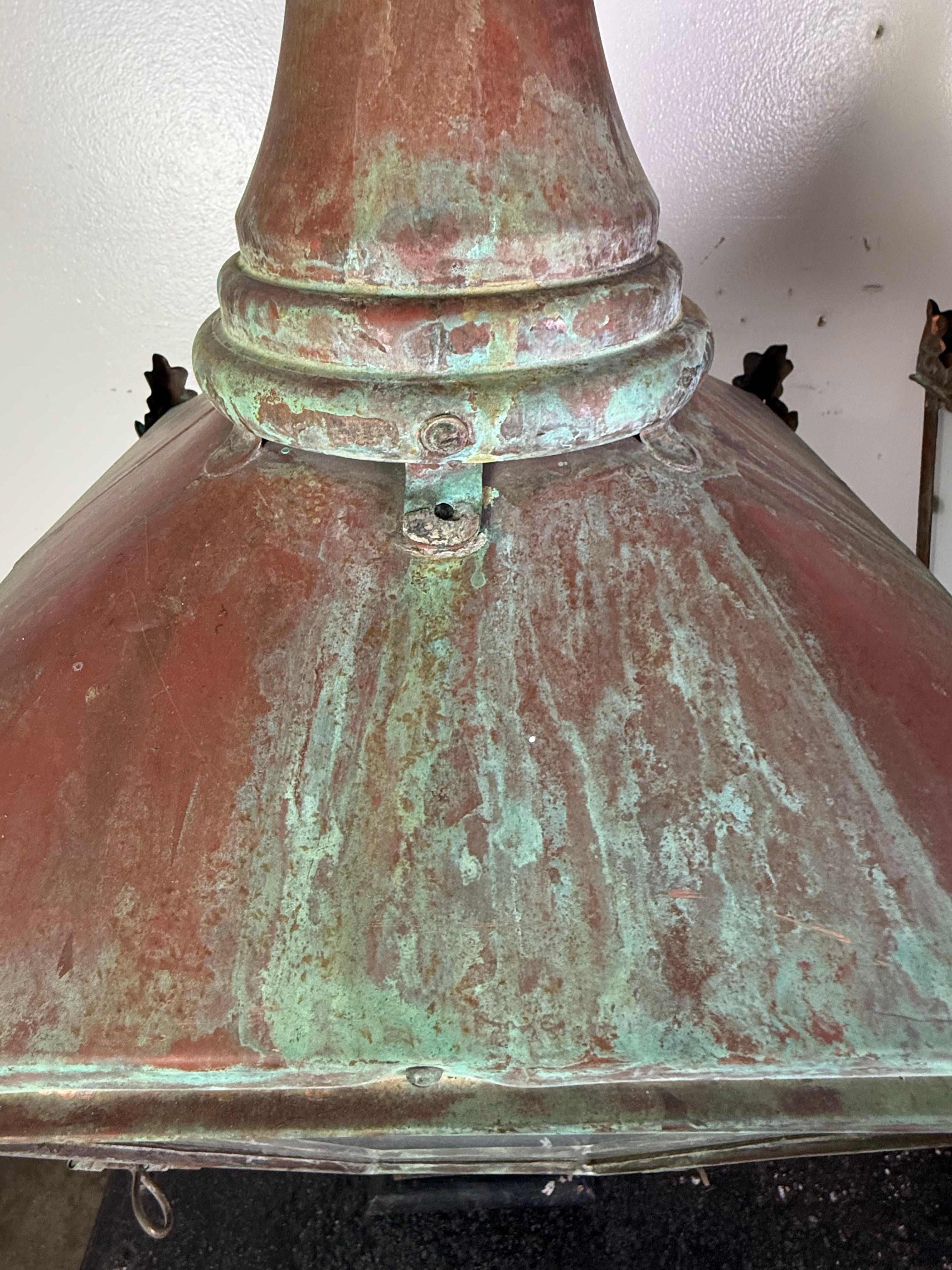 XIXe siècle Paire de lanternes de rue monumentales en cuivre ancien à patine vert-de-gris en vente
