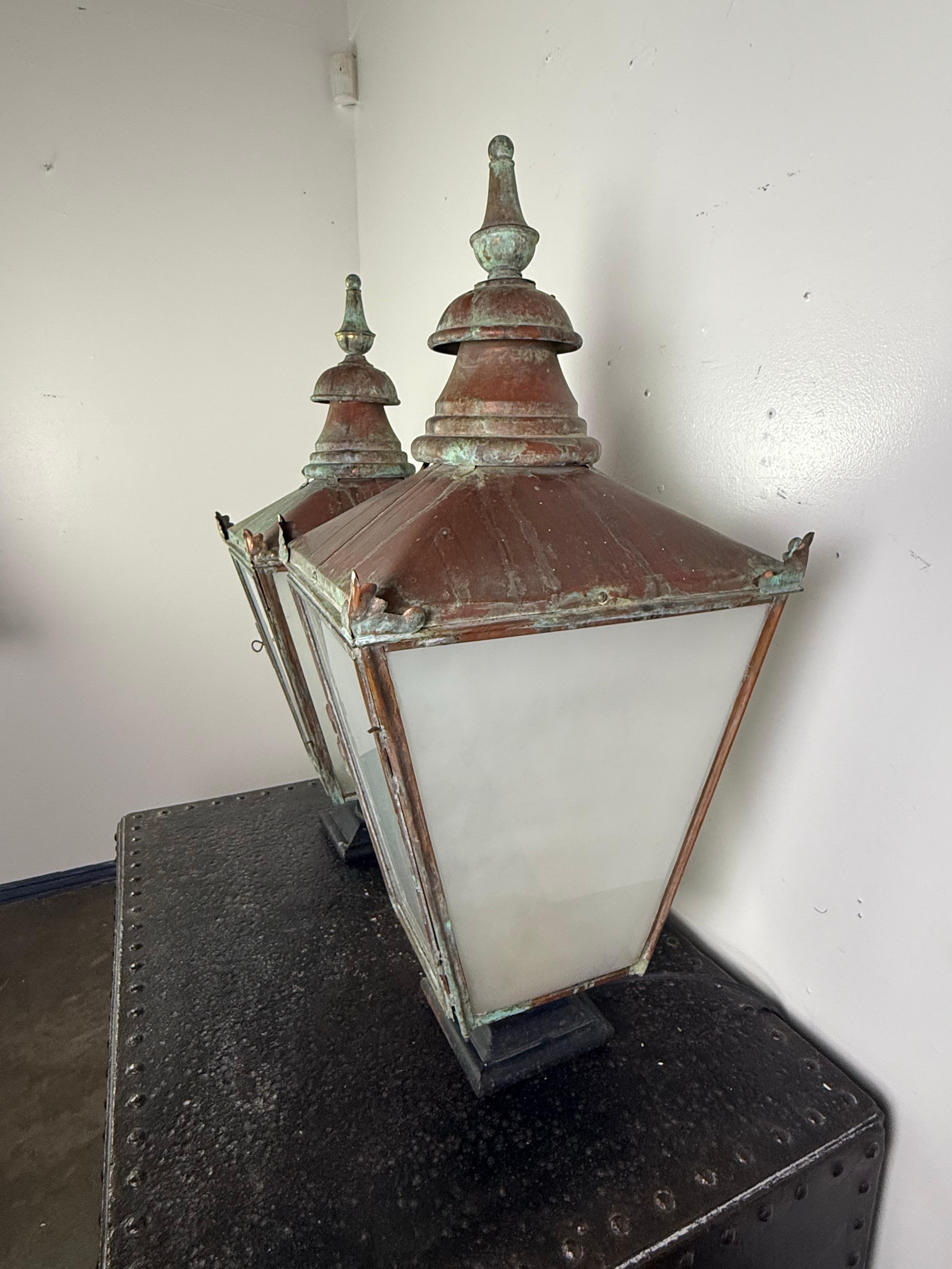 Cuivre Paire de lanternes de rue monumentales en cuivre ancien à patine vert-de-gris en vente