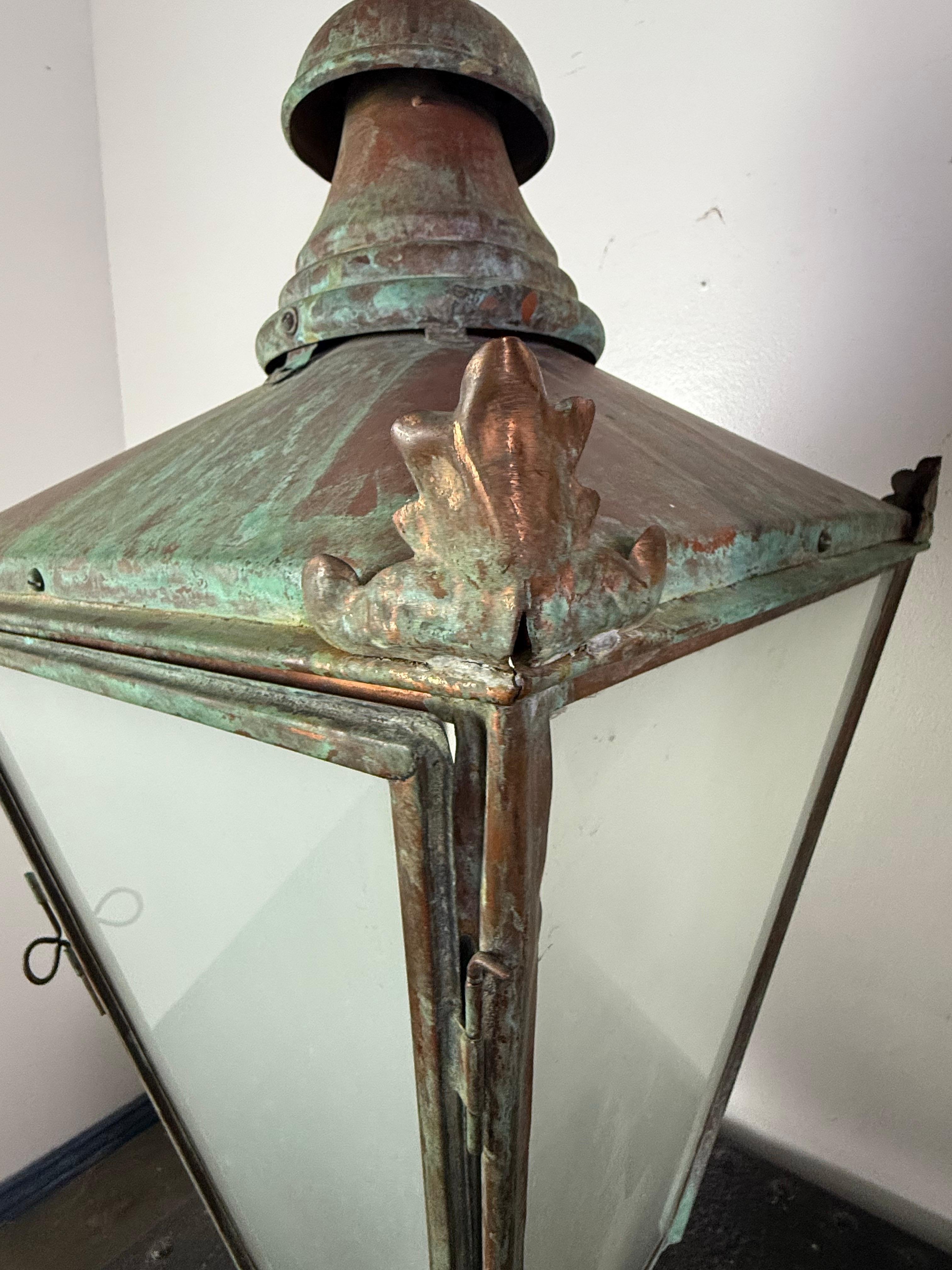 Paire de lanternes de rue monumentales en cuivre ancien à patine vert-de-gris en vente 1