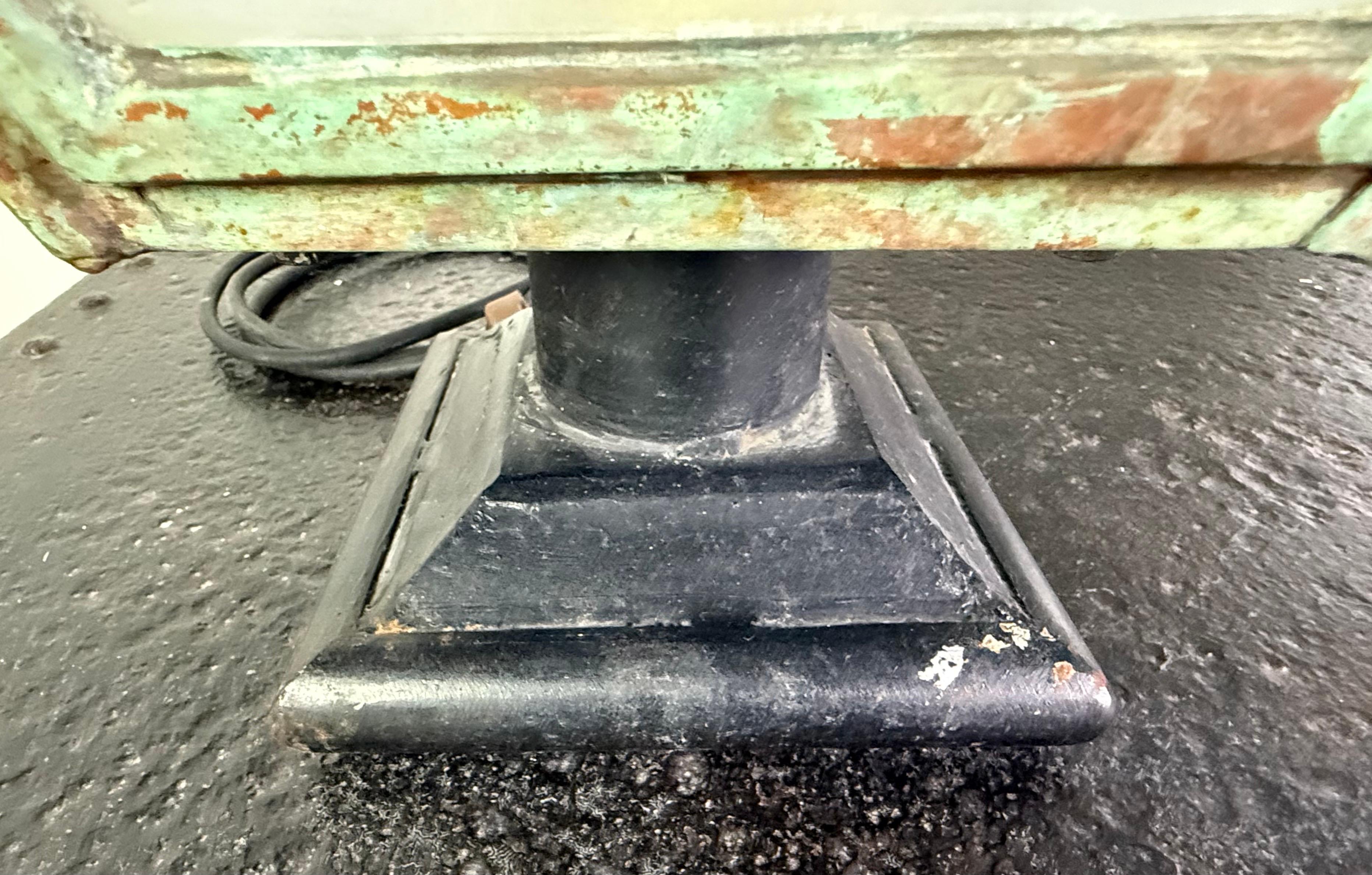 Paire de lanternes de rue monumentales en cuivre ancien à patine vert-de-gris en vente 2