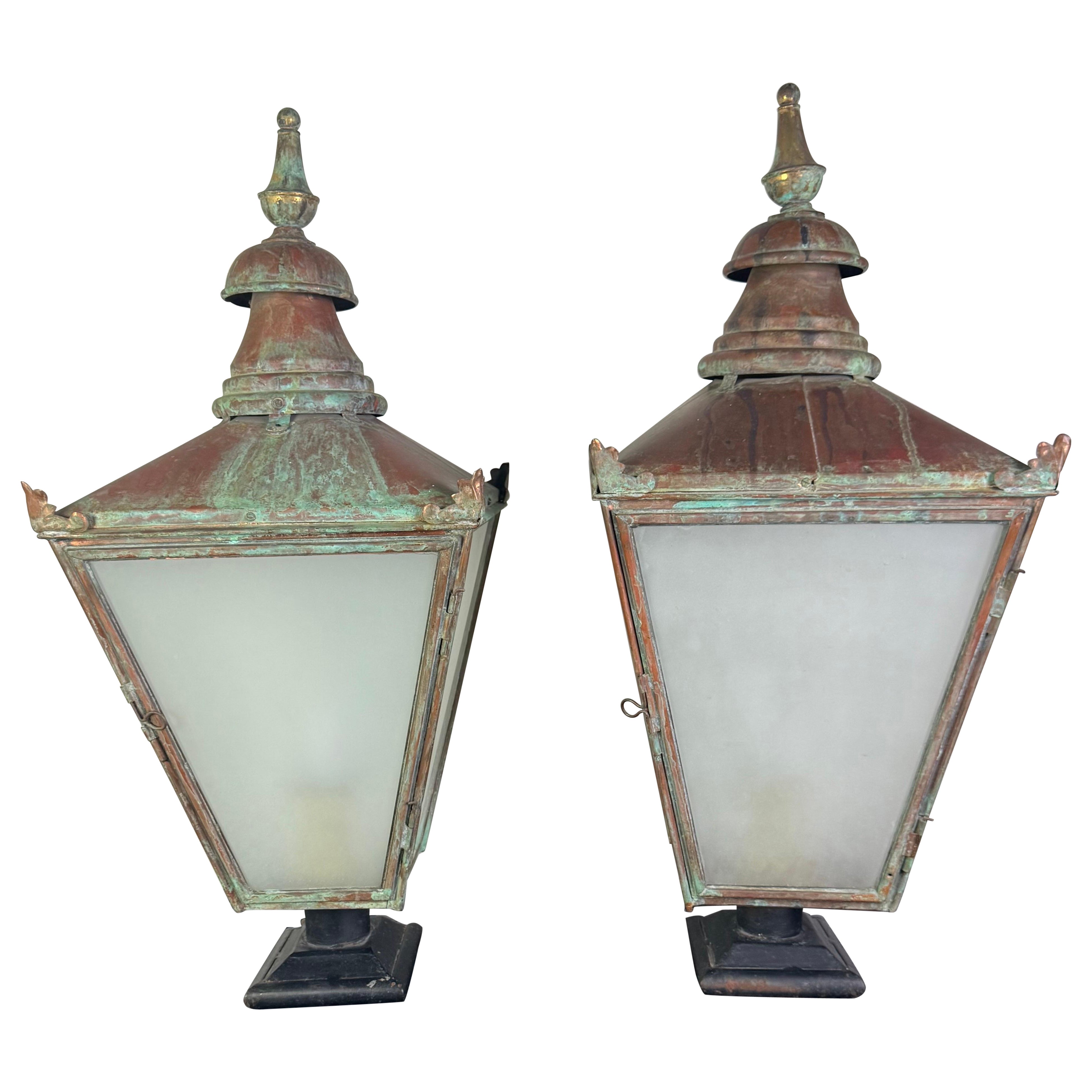 Paire de lanternes de rue monumentales en cuivre ancien à patine vert-de-gris en vente