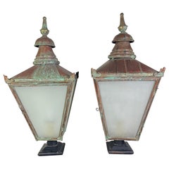 Coppia di monumentali lanterne stradali in rame antico con patina di Verdigris