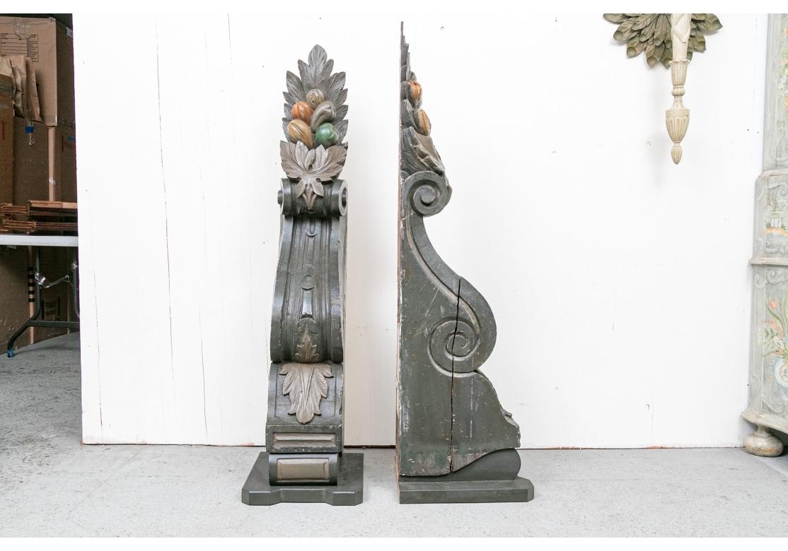 Pareja De Ménsulas Monumentales Antiguas Policromadas Con Diseños Foliados Gótico en venta