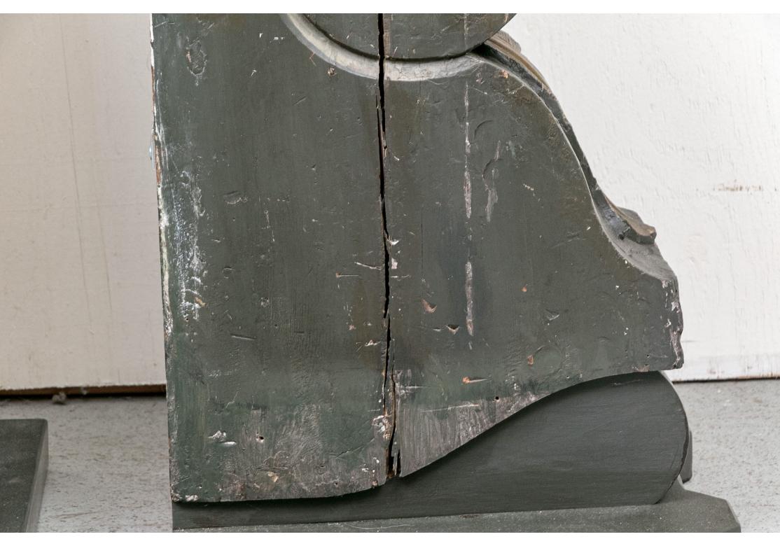 Pareja De Ménsulas Monumentales Antiguas Policromadas Con Diseños Foliados siglo XIX en venta