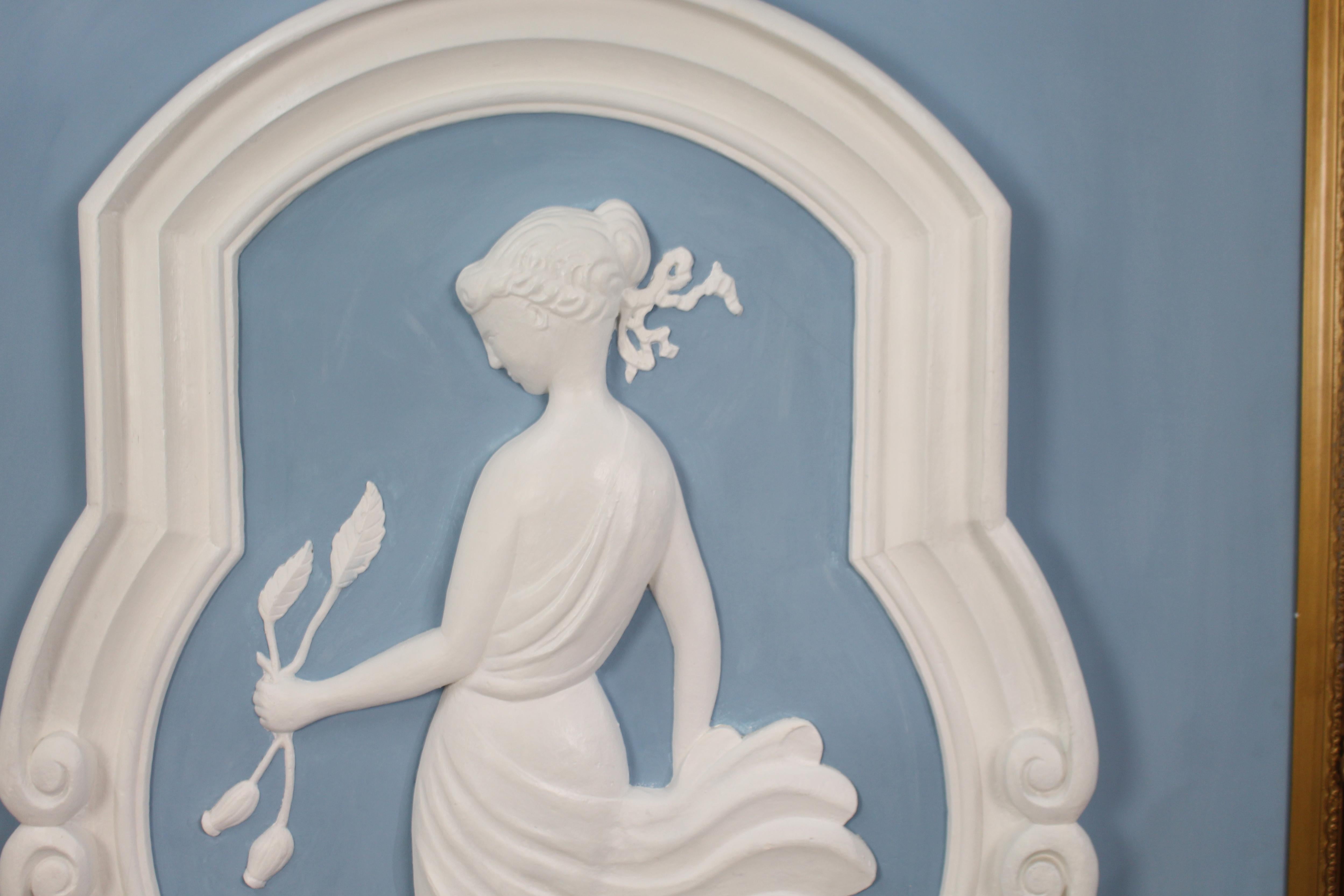 Coppia di monumentali pannelli in gesso britannico Art Déco con cornice dorata in vendita 7