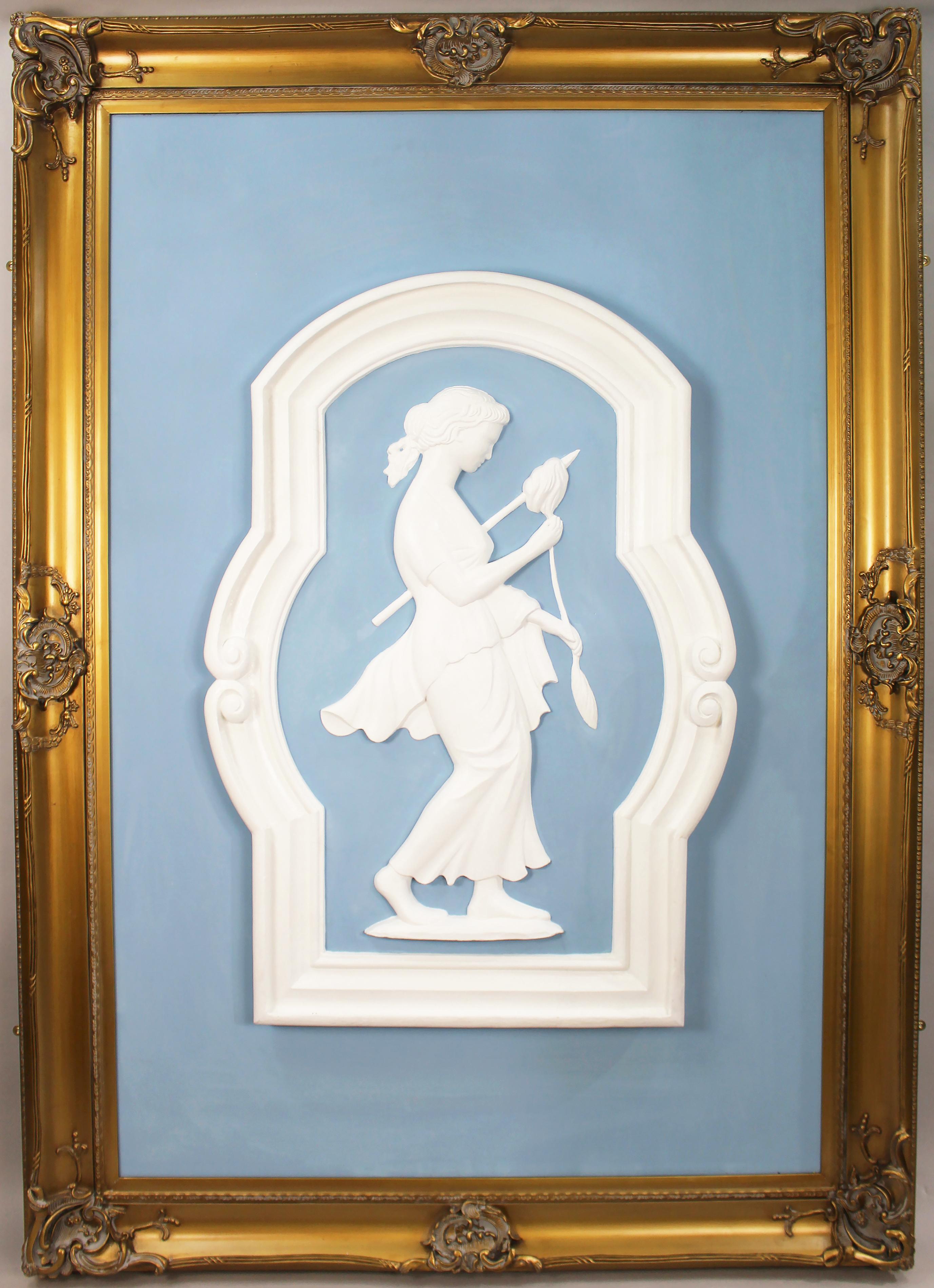 Britannico Coppia di monumentali pannelli in gesso britannico Art Déco con cornice dorata in vendita