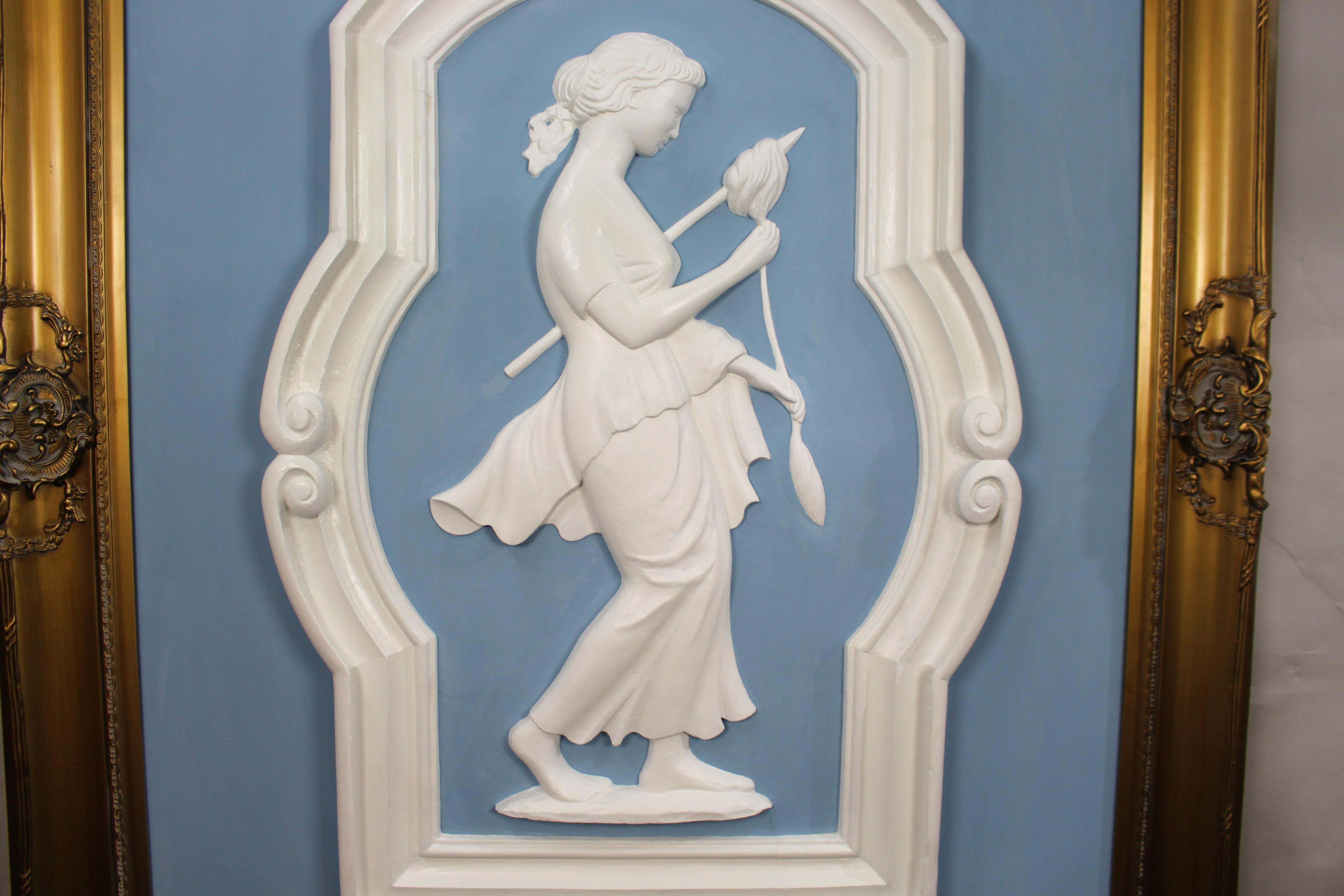 XX secolo Coppia di monumentali pannelli in gesso britannico Art Déco con cornice dorata in vendita