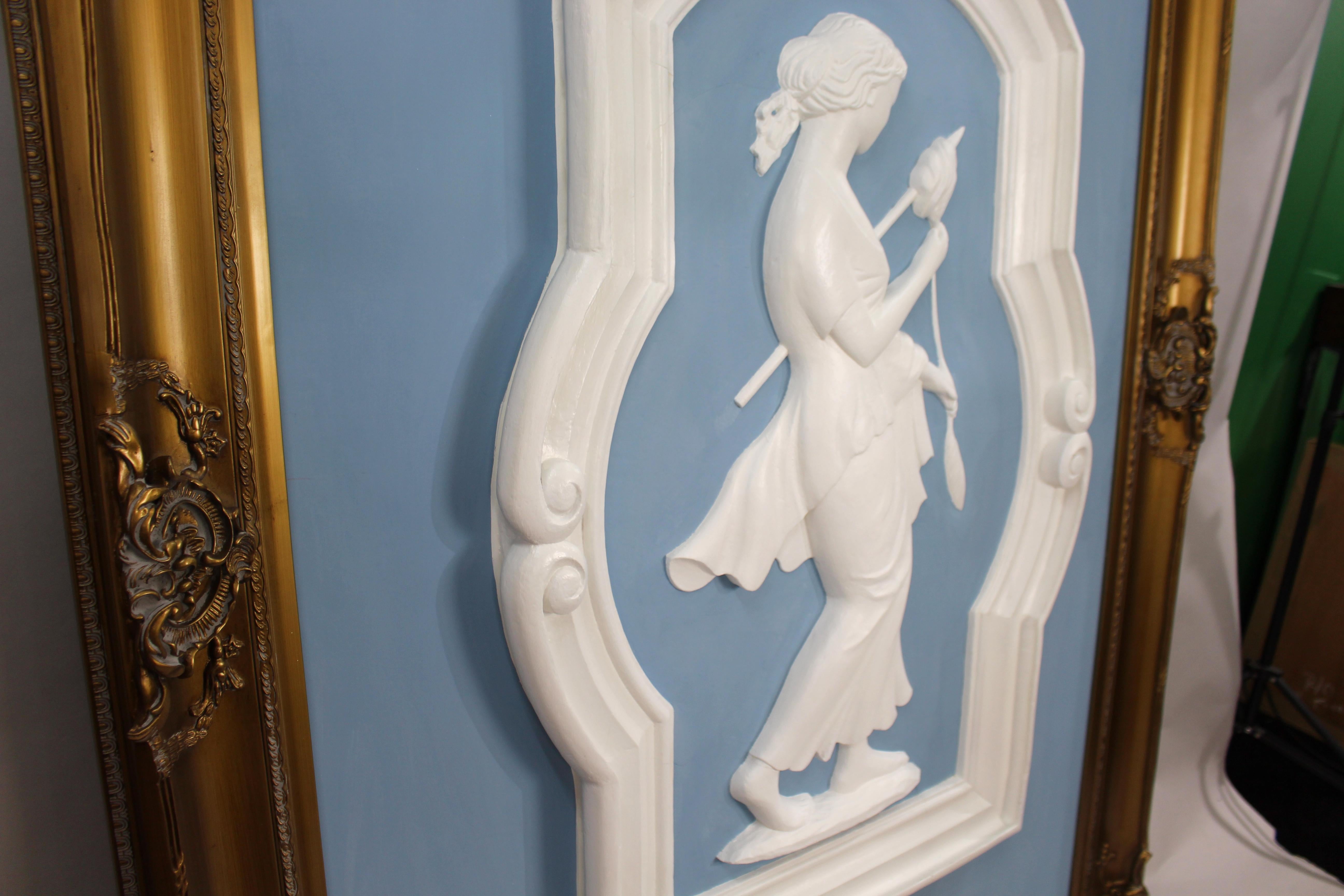 Coppia di monumentali pannelli in gesso britannico Art Déco con cornice dorata in vendita 1