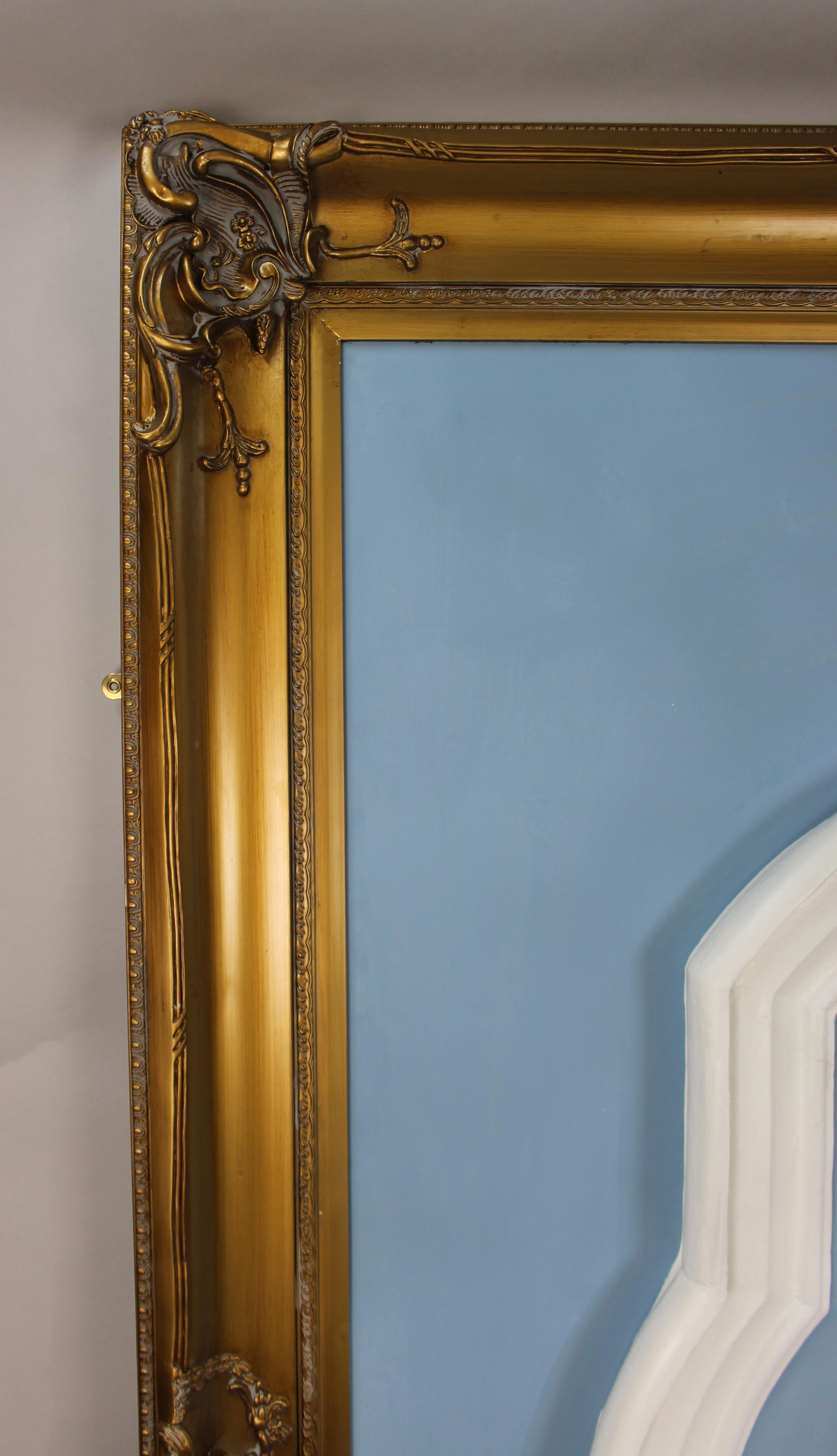 Coppia di monumentali pannelli in gesso britannico Art Déco con cornice dorata in vendita 2