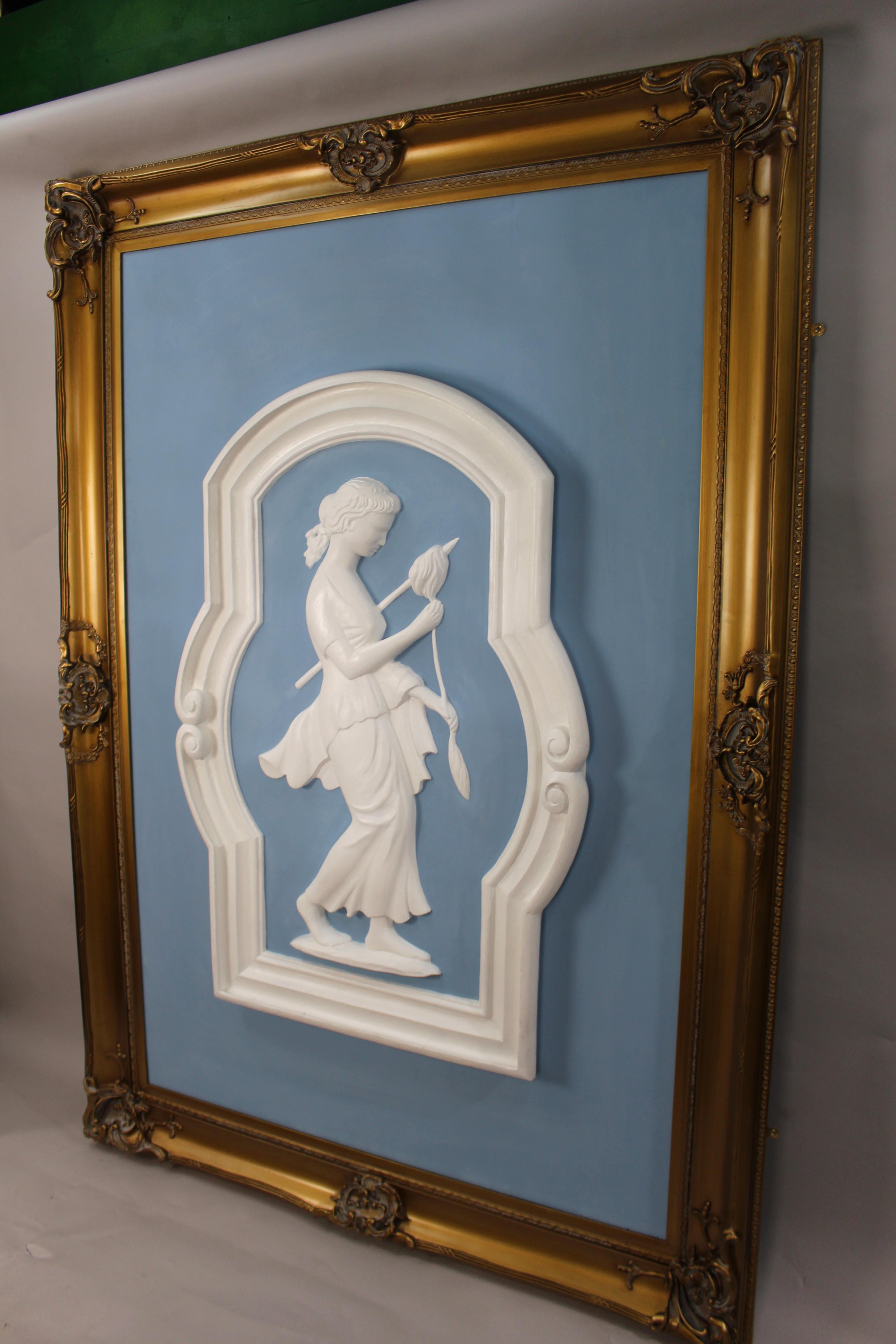 Coppia di monumentali pannelli in gesso britannico Art Déco con cornice dorata in vendita 3