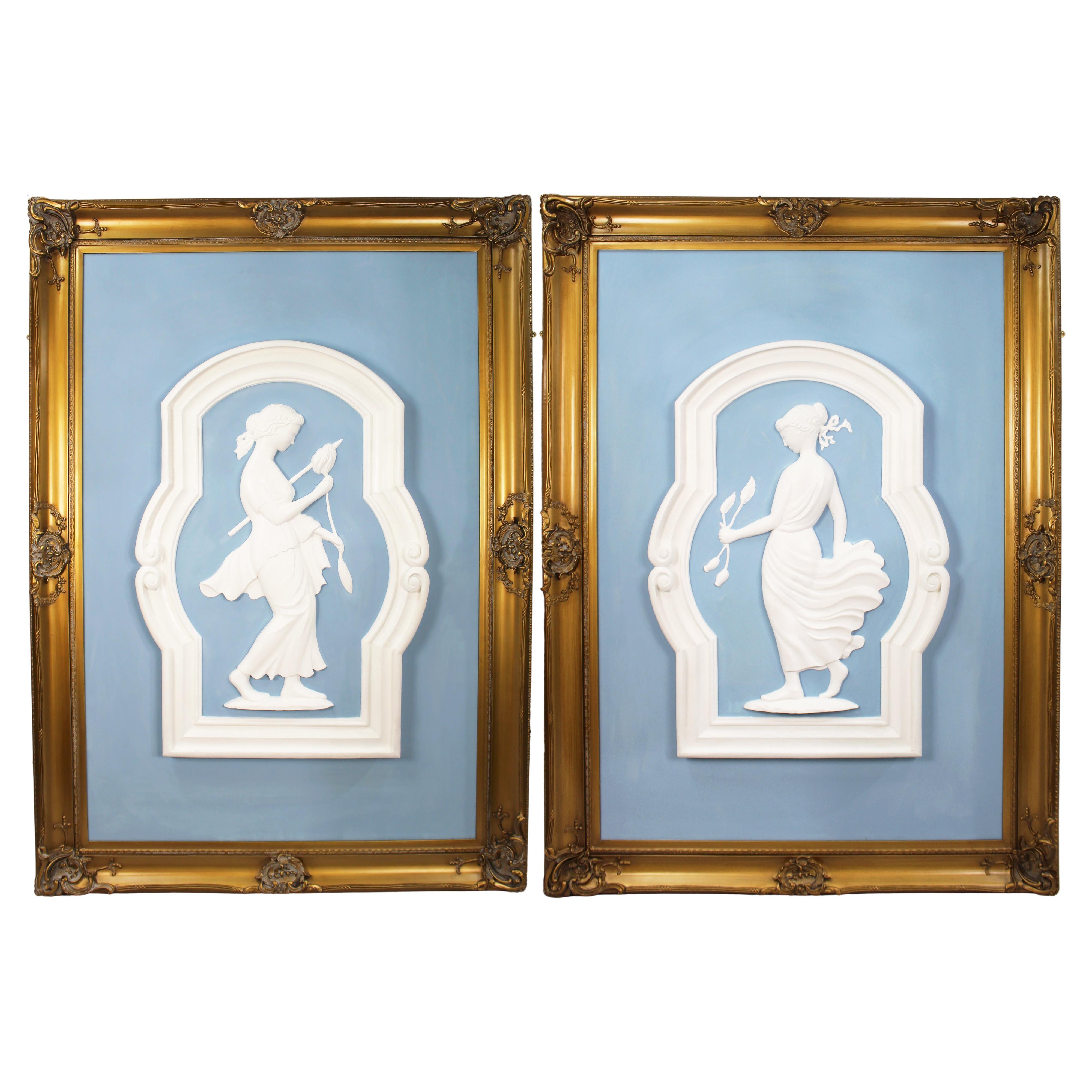 Coppia di monumentali pannelli in gesso britannico Art Déco con cornice dorata