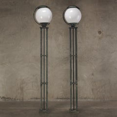 Coppia di monumentali torce moderniste da esterno in bronzo, 20° C.
