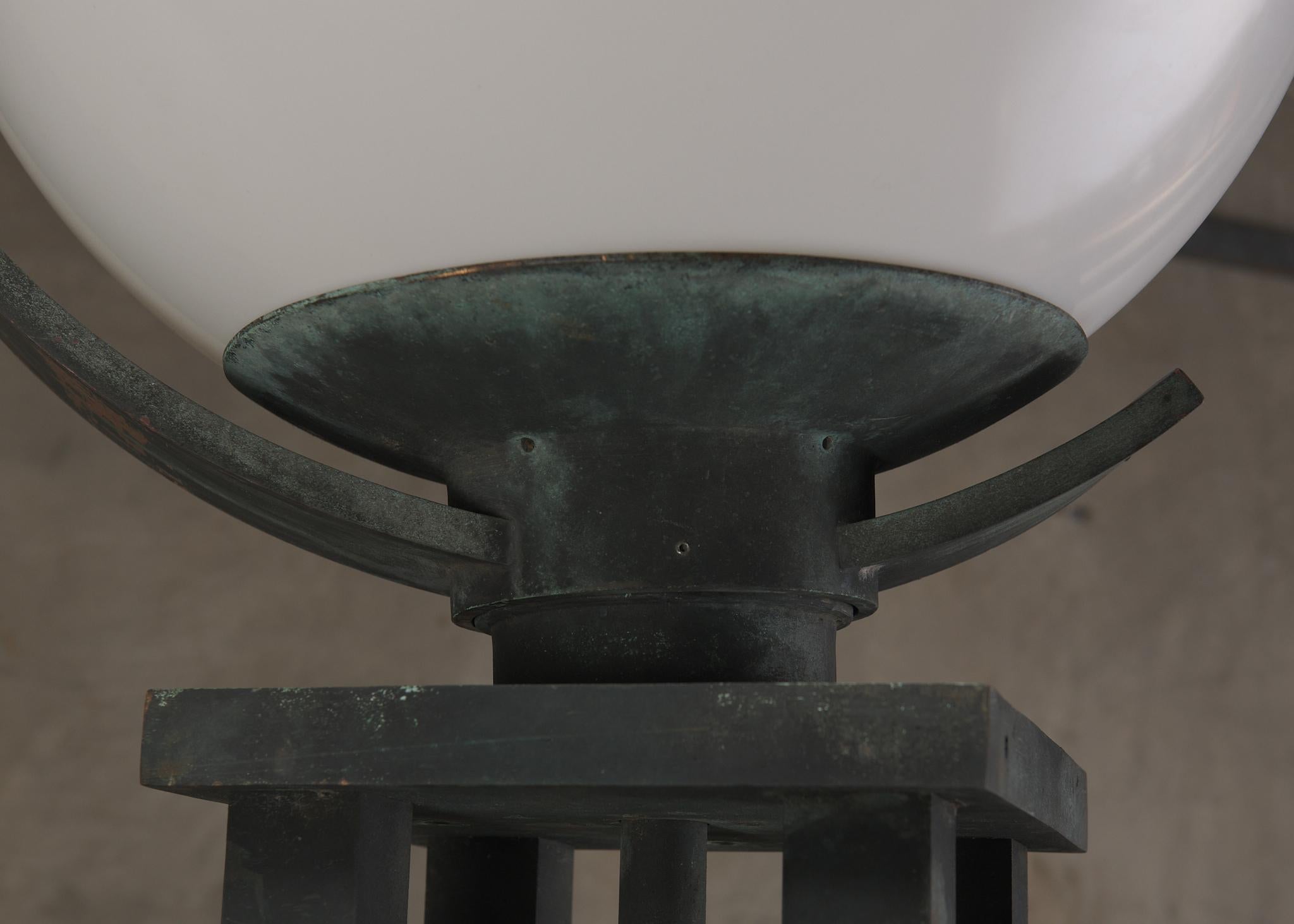 Moderne Paire de torchères d'extérieur modernistes en bronze monumental, C.I.C. en vente