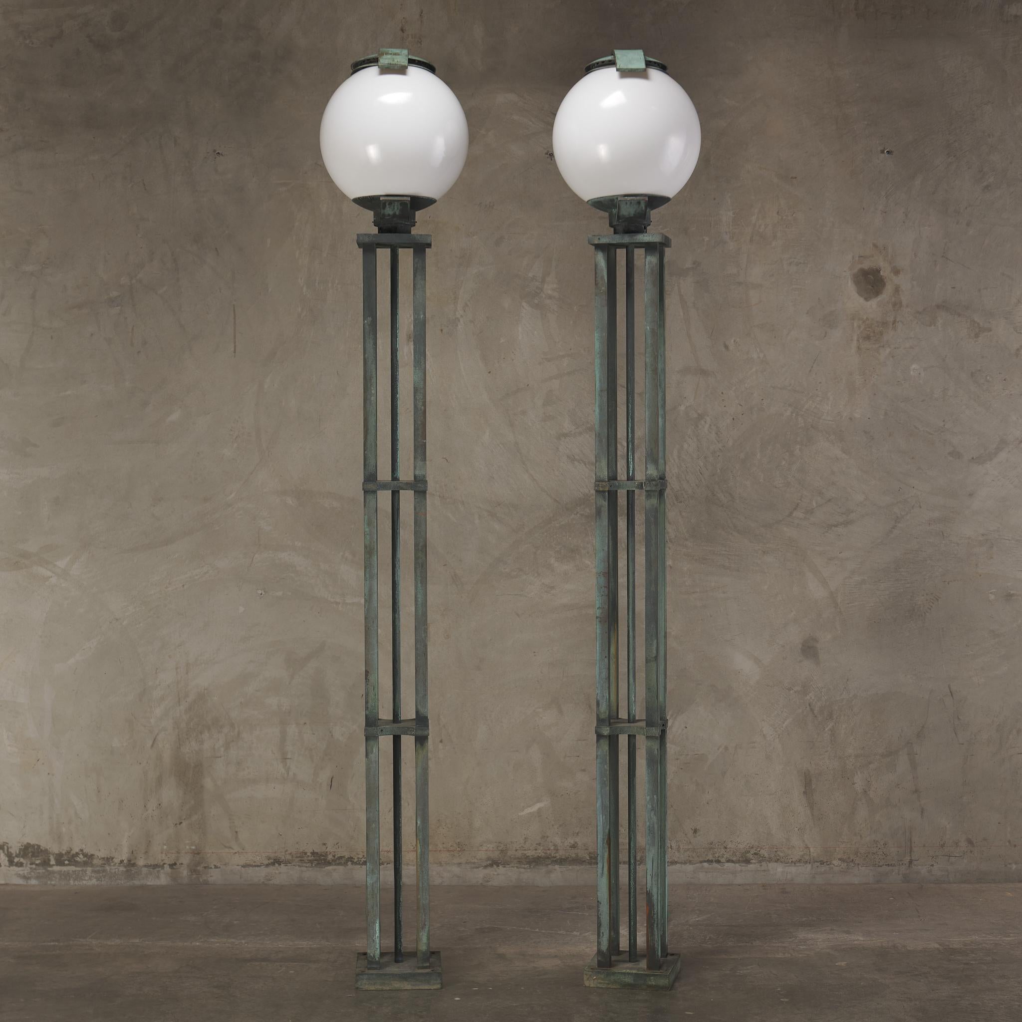 Inconnu Paire de torchères d'extérieur modernistes en bronze monumental, C.I.C. en vente