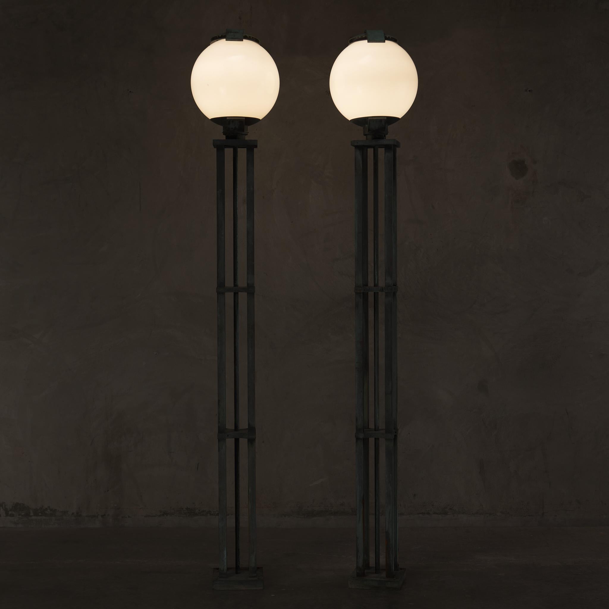 Moulage Paire de torchères d'extérieur modernistes en bronze monumental, C.I.C. en vente