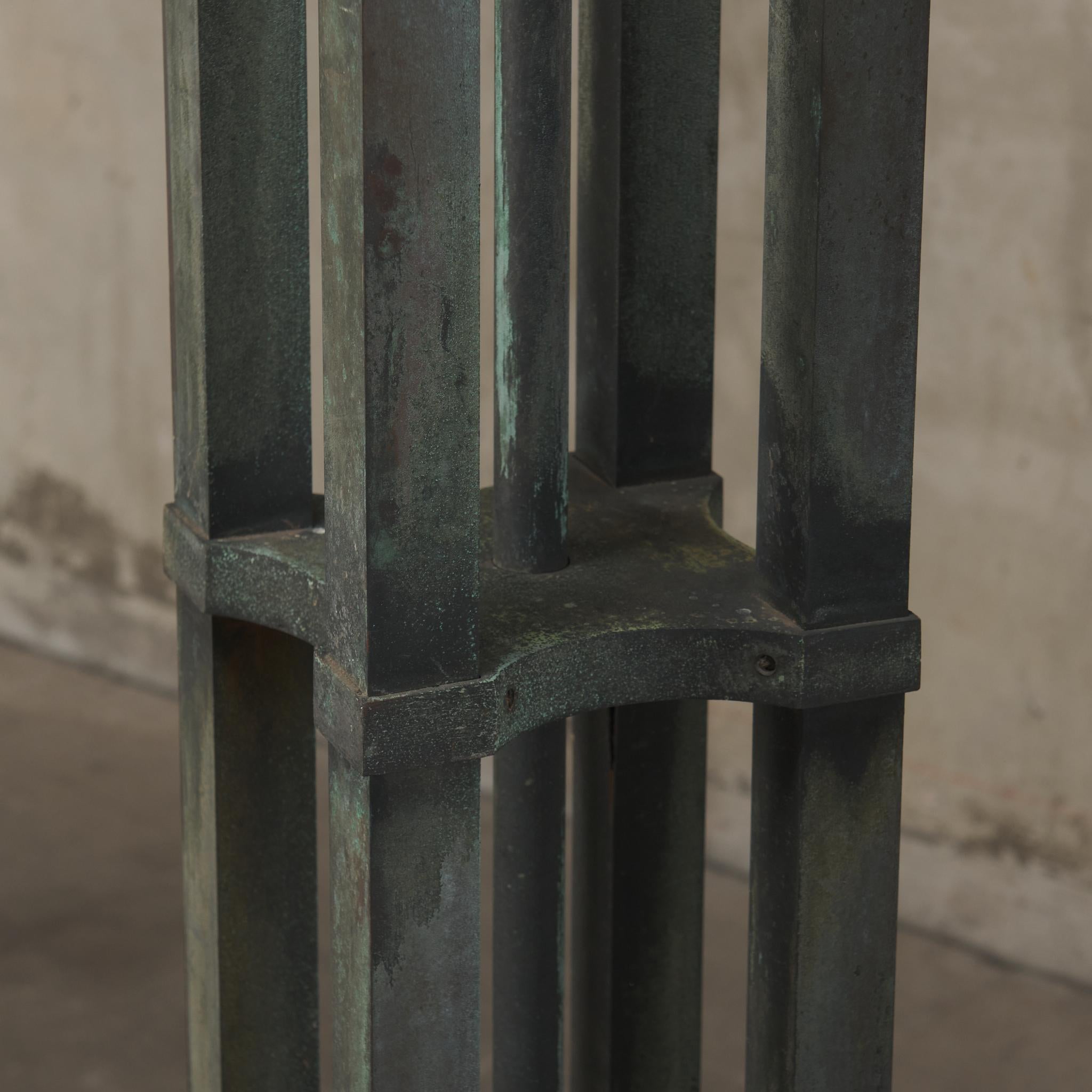 Paire de torchères d'extérieur modernistes en bronze monumental, C.I.C. Bon état - En vente à Los Angeles, CA