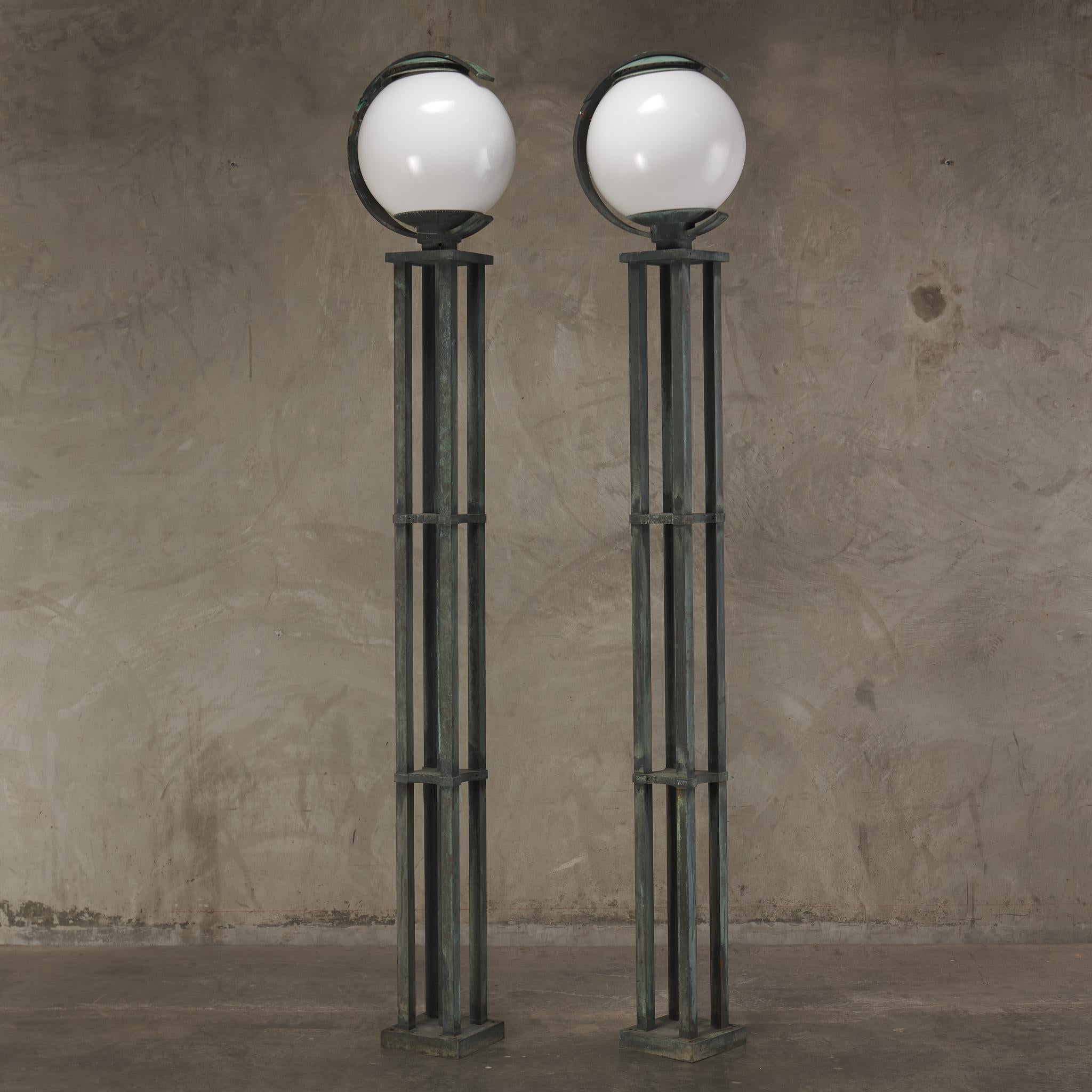 20ième siècle Paire de torchères d'extérieur modernistes en bronze monumental, C.I.C. en vente