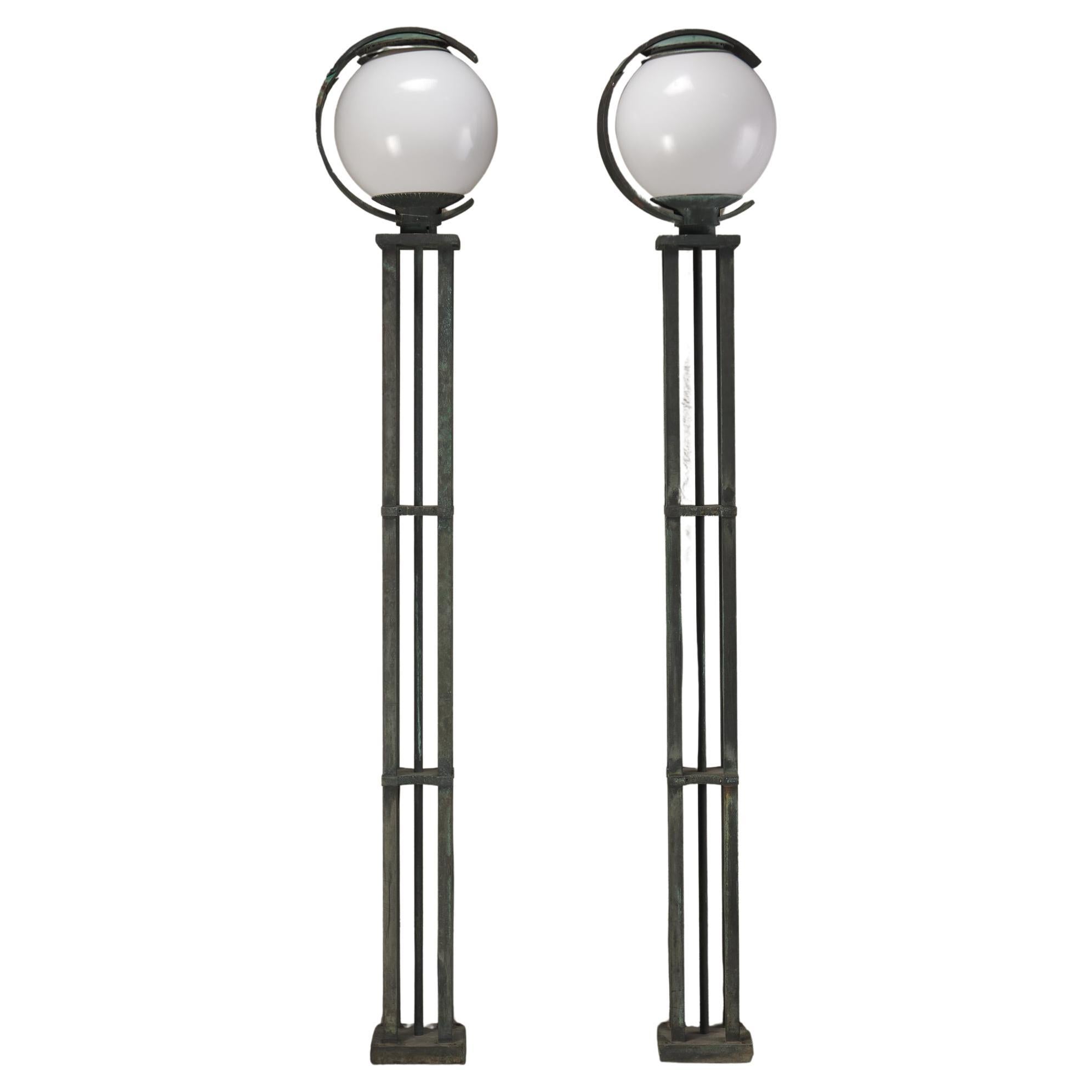 Paire de torchères d'extérieur modernistes en bronze monumental, C.I.C. en vente