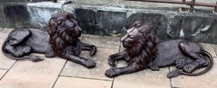 Paire de lions couchés monumentaux en bronze
