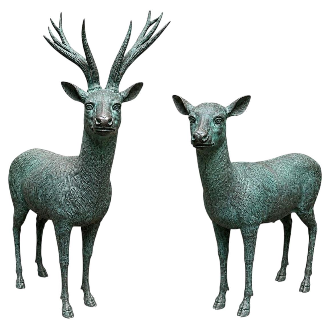 Paire de sculptures monumentales en bronze représentant un cerf et une biche par Lake Geneva Studios en vente