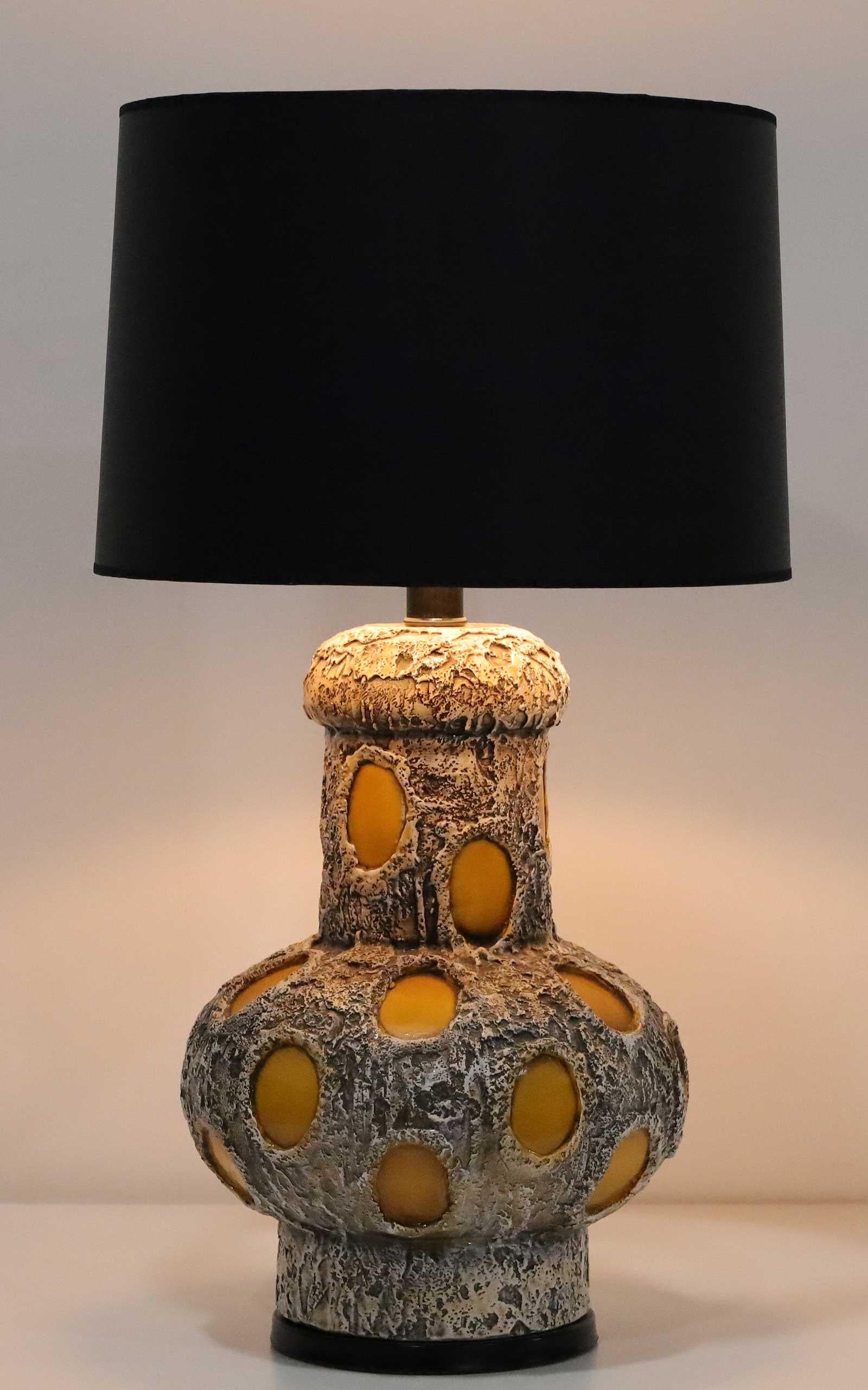Ils sont si uniques et si beaux. Ces lampes se distinguent par une céramique lourde et texturée, ornée de sculptures en céramique émaillée. Ils ont été conçus et fabriqués par Pieri Tullio en 1975. Les teintes originales personnalisées sont